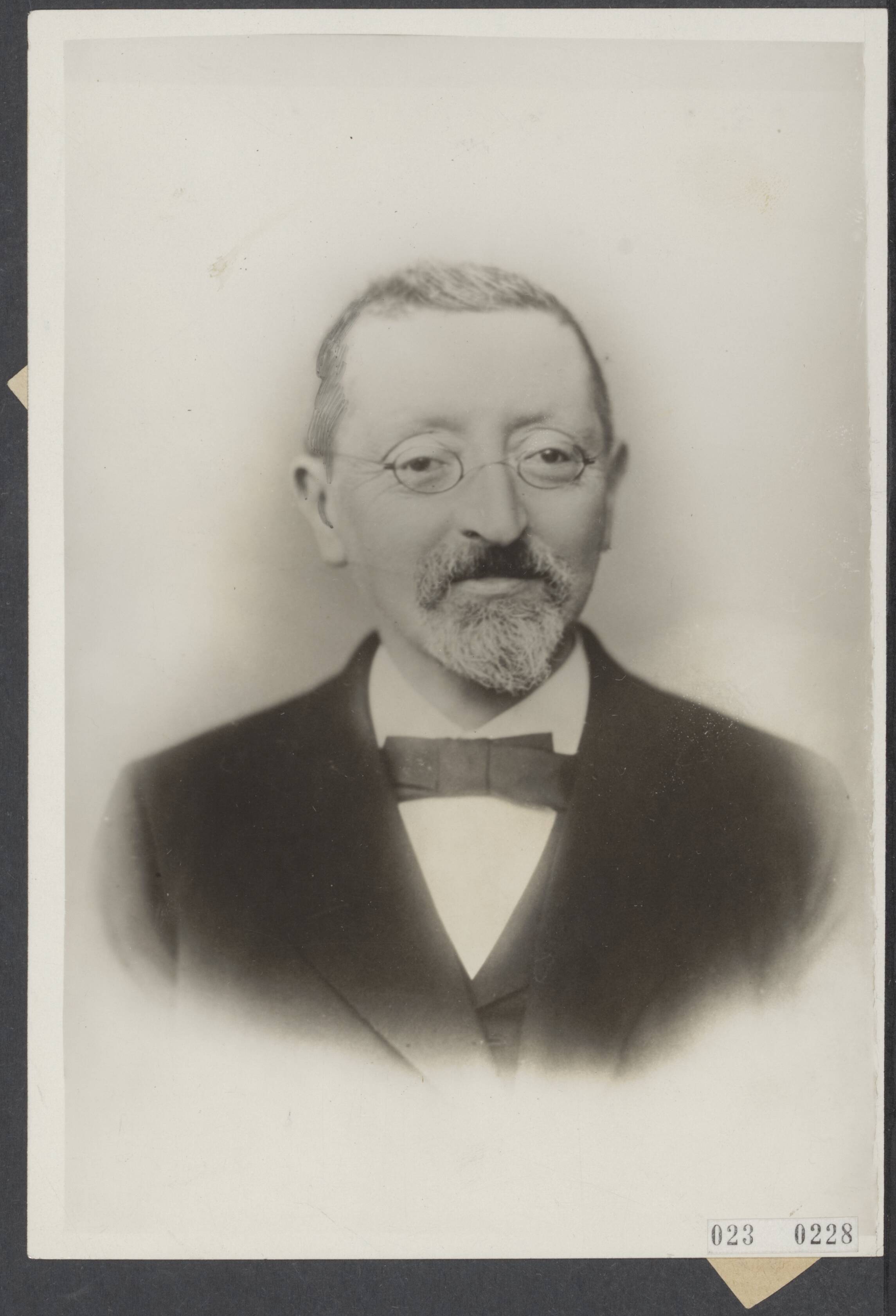 Fotocollectie Elsevier Binnenland — Te Alkmaar is overleden, 90 jaar oud, de heer A. Prins, collecteur van de Nederlandse Staatsloterij, ridder in de Orde van Oranje-Nassau. De heer Prins was tot voor negen jaar president van de Israëlische Gemeente aldaar, en was veertig jaar lid van de Kamer van Koophandel te Alkmaar, waarvan 25 jaar als voorzitter — Foto: N.V. Vereenigde Fotobureaux. Licentie: Set B: Rechtenvrij / Publiek Domein. Bron: Nationaal Archief. http://hdl.handle.net/10648/add42c3a-d0b4-102d-bcf8-003048976d84