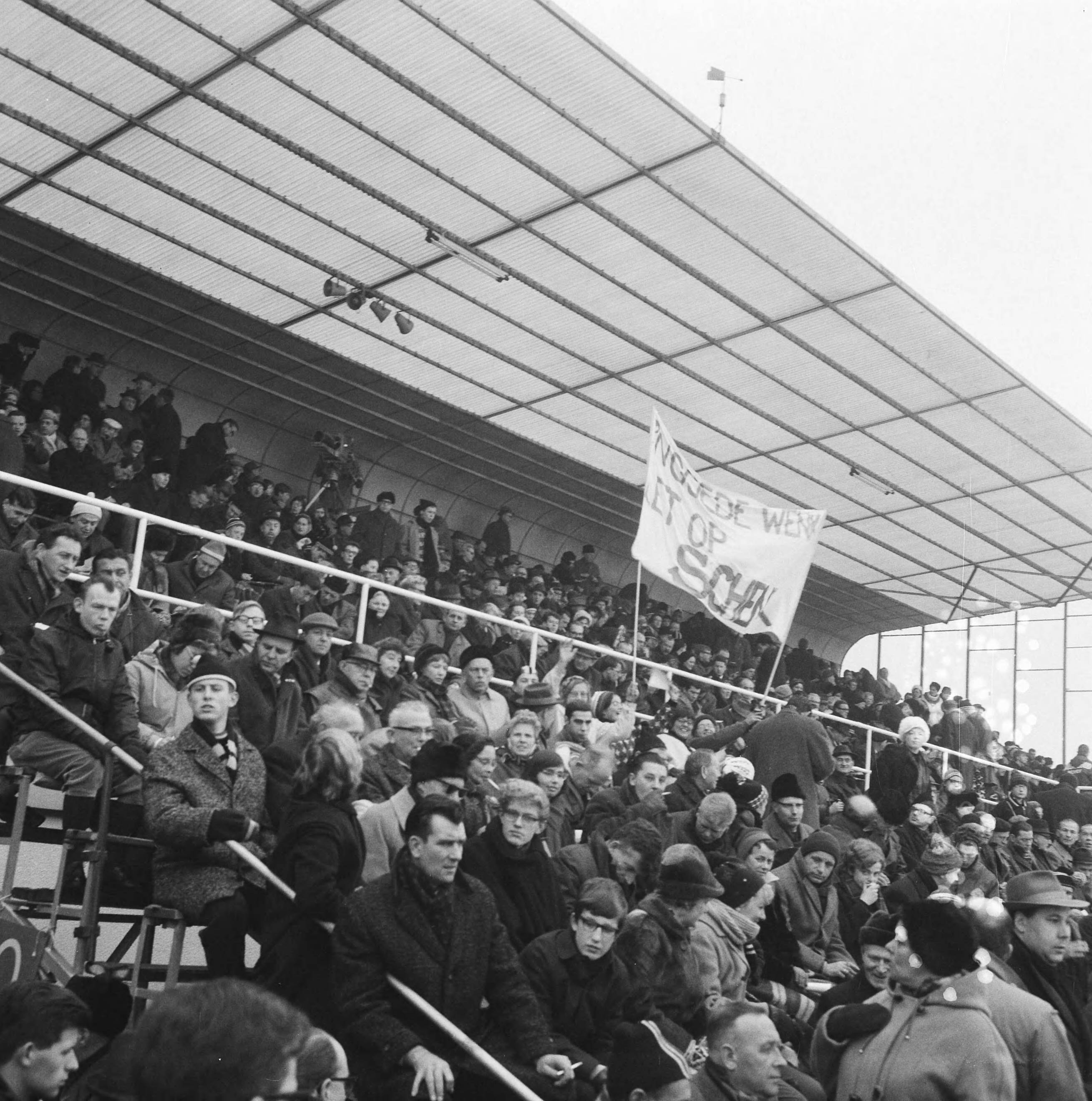 Fotocollectie Anefo — Europese Schaatskampioenschappen te Deventer, tribune — Foto: Nijs, Jac. de / Anefo. Licentie: Set B: Rechtenvrij / Publiek Domein. Bron: Nationaal Archief. http://hdl.handle.net/10648/aad82d92-d0b4-102d-bcf8-003048976d84