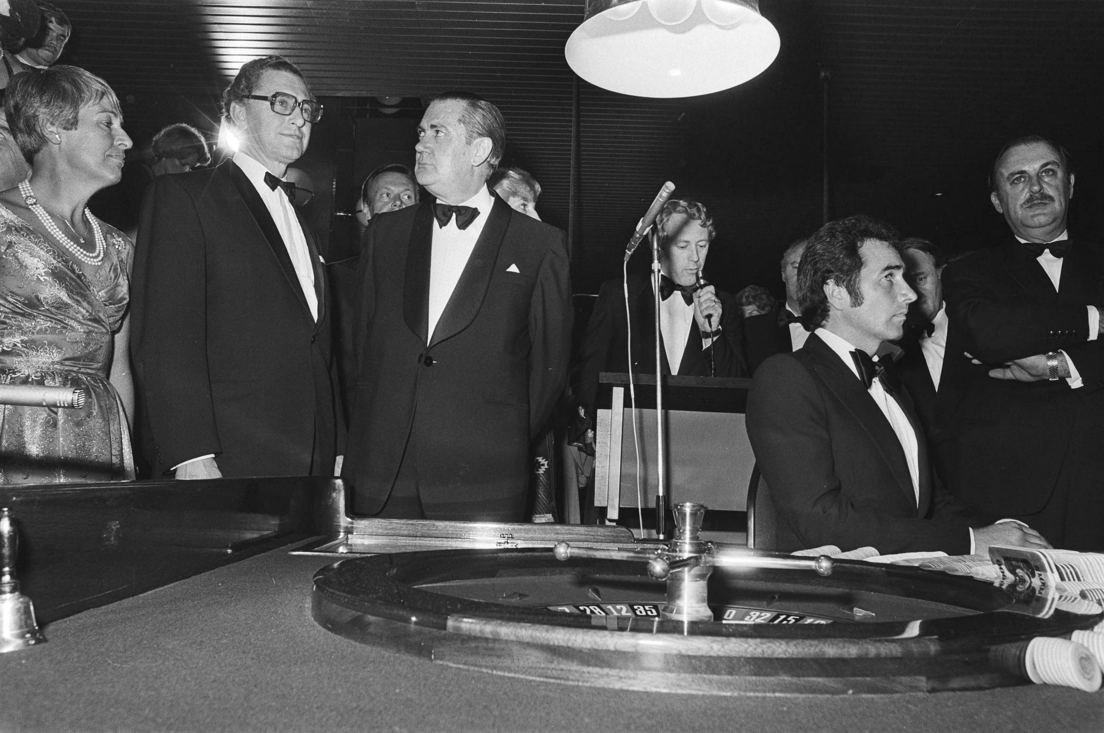 Fotocollectie Anefo — Opening Casino Zandvoort; overzicht van het casino in bedrijf — Foto: Peters, Hans / Anefo. Licentie: Set B: Rechtenvrij / Publiek Domein. Bron: Nationaal Archief. http://hdl.handle.net/10648/ac8cdd36-d0b4-102d-bcf8-003048976d84