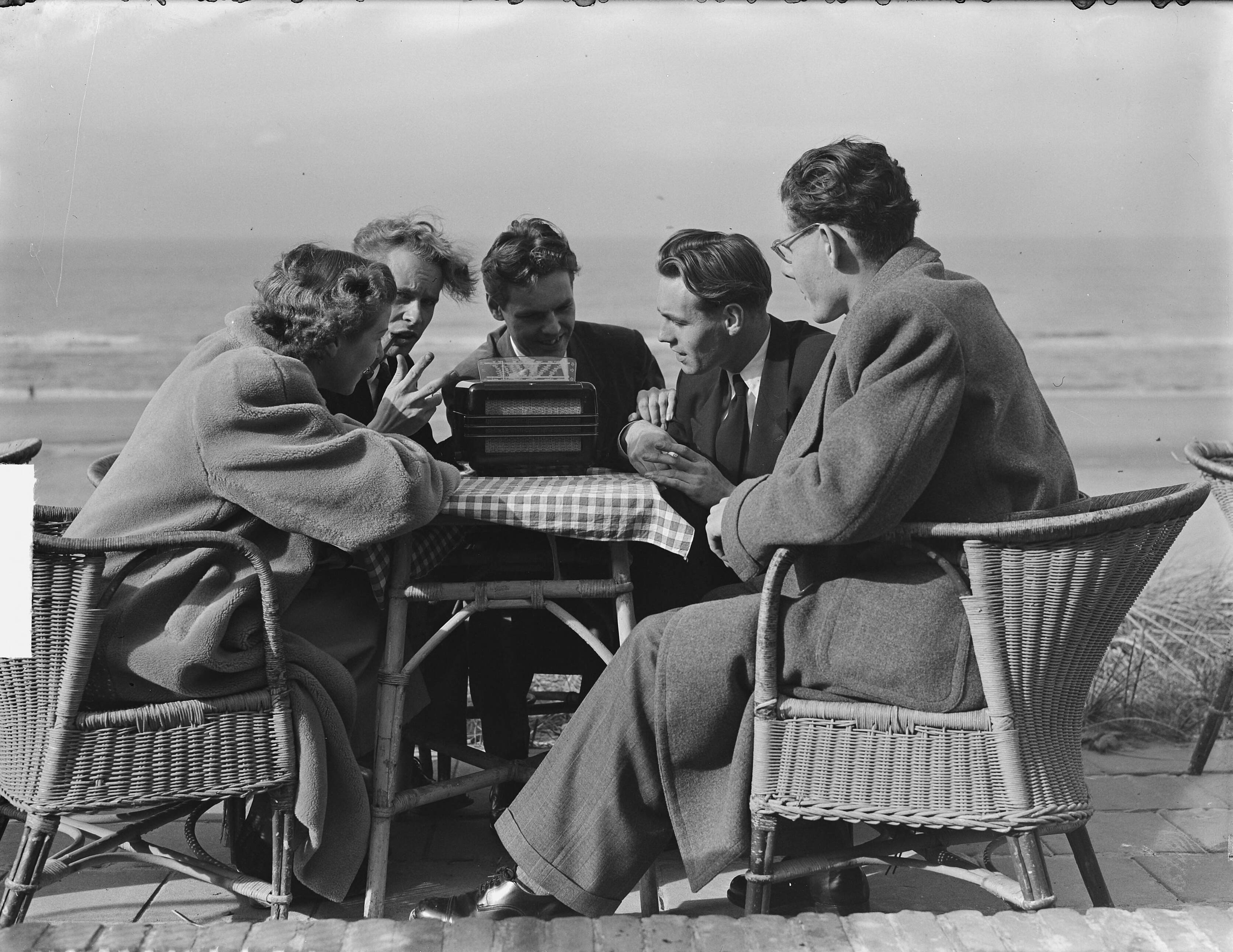 Fotocollectie Anefo — In Zandvoort luisteren mensen naar het radioverslag van de voetbalwedstrijd Zwitserland tegen Nederland — Foto: Pot, Harry / Anefo. Licentie: Set B: Rechtenvrij / Publiek Domein. Bron: Nationaal Archief. http://hdl.handle.net/10648/a8e0c59e-d0b4-102d-bcf8-003048976d84