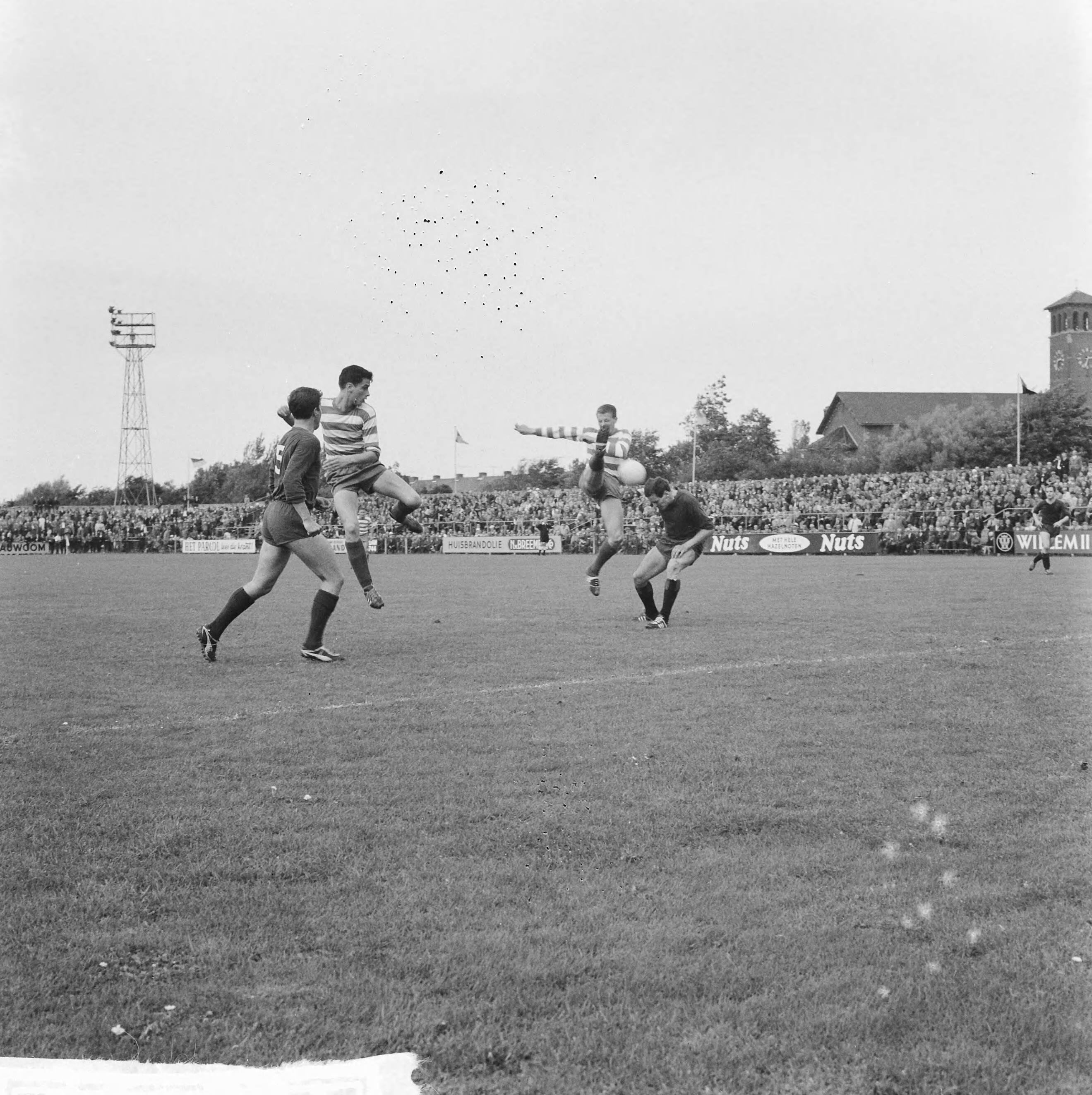 Fotocollectie Anefo — Voetbal. Haarlem tegen Xerxes 5-2. Spelmoment — Foto: Koch, Eric / Anefo. Licentie: Set B: Rechtenvrij / Publiek Domein. Bron: Nationaal Archief. http://hdl.handle.net/10648/aa16e63c-d0b4-102d-bcf8-003048976d84