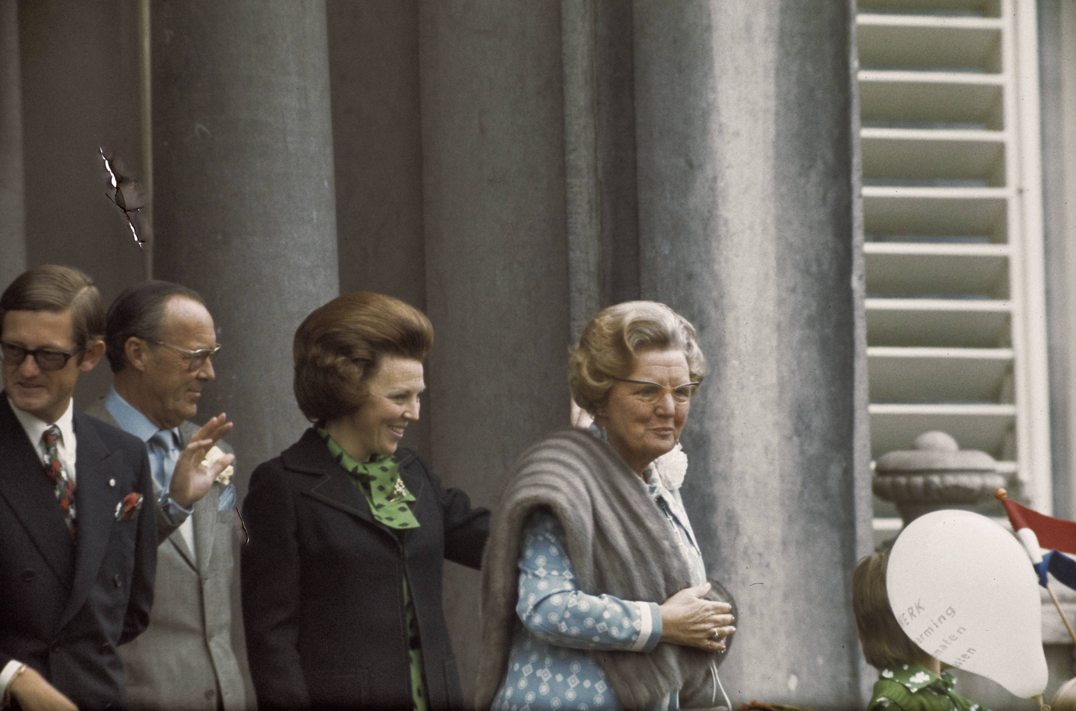 Fotocollectie Anefo — Defile Paleis Soestdijk , verjaardag Koningin Juliana — Foto: Mieremet, Rob / Anefo. Licentie: Set B: Rechtenvrij / Publiek Domein. Bron: Nationaal Archief. http://hdl.handle.net/10648/ad92f990-d0b4-102d-bcf8-003048976d84