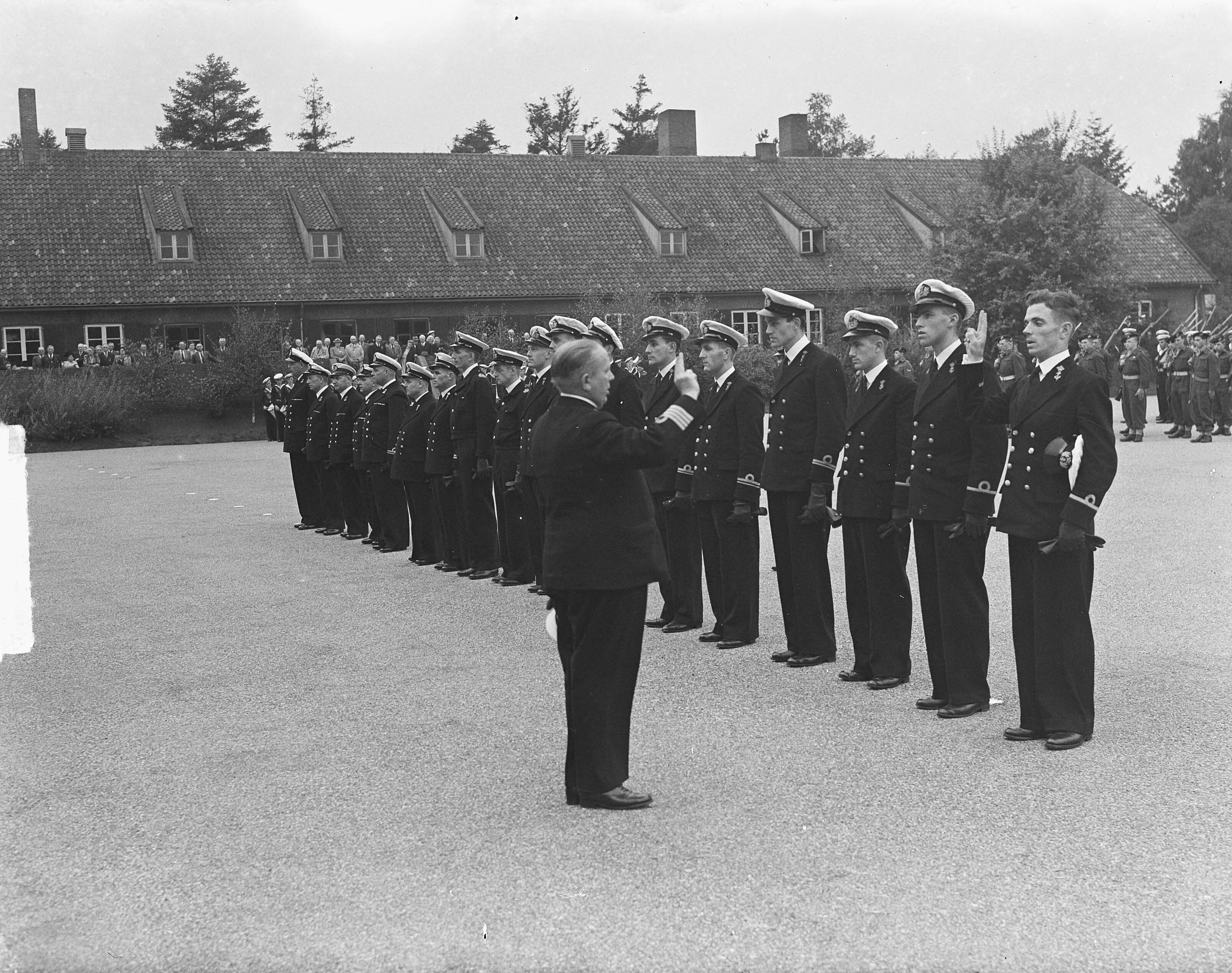 Beëdiging MOC Hilversum — Foto: Winterbergen, Rolf / Anefo. — Licentie: Set B: Rechtenvrij / Publiek Domein. Bron: Nationaal Archief. http://hdl.handle.net/10648/a8ceb570-d0b4-102d-bcf8-003048976d84