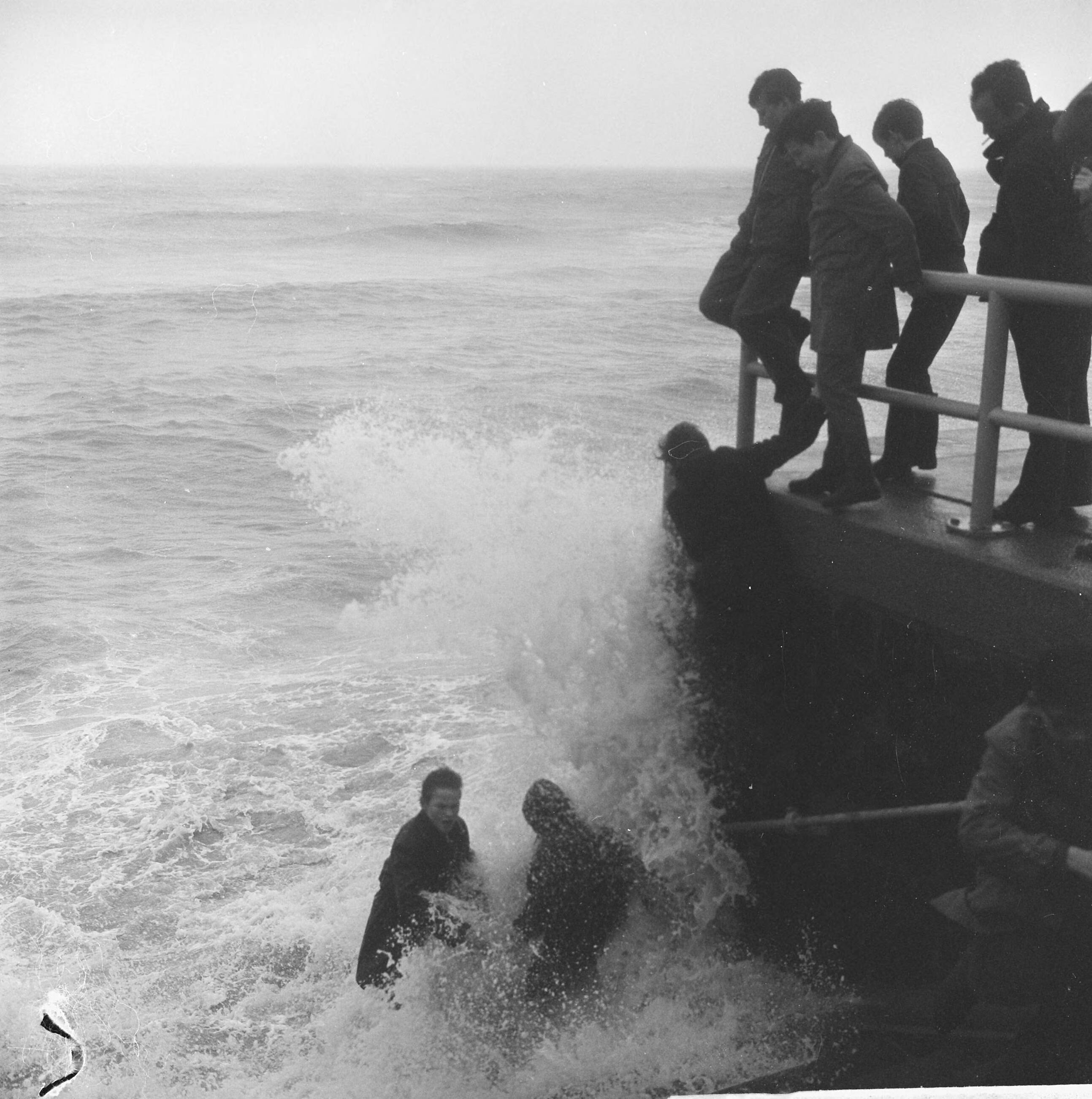 Fotocollectie Anefo — Levensgevaarlijk spel in de storm aan de boulevard te Scheveningen — Foto: Koch, Eric / Anefo. Licentie: Set B: Rechtenvrij / Publiek Domein. Bron: Nationaal Archief. http://hdl.handle.net/10648/aa4e7ba6-d0b4-102d-bcf8-003048976d84
