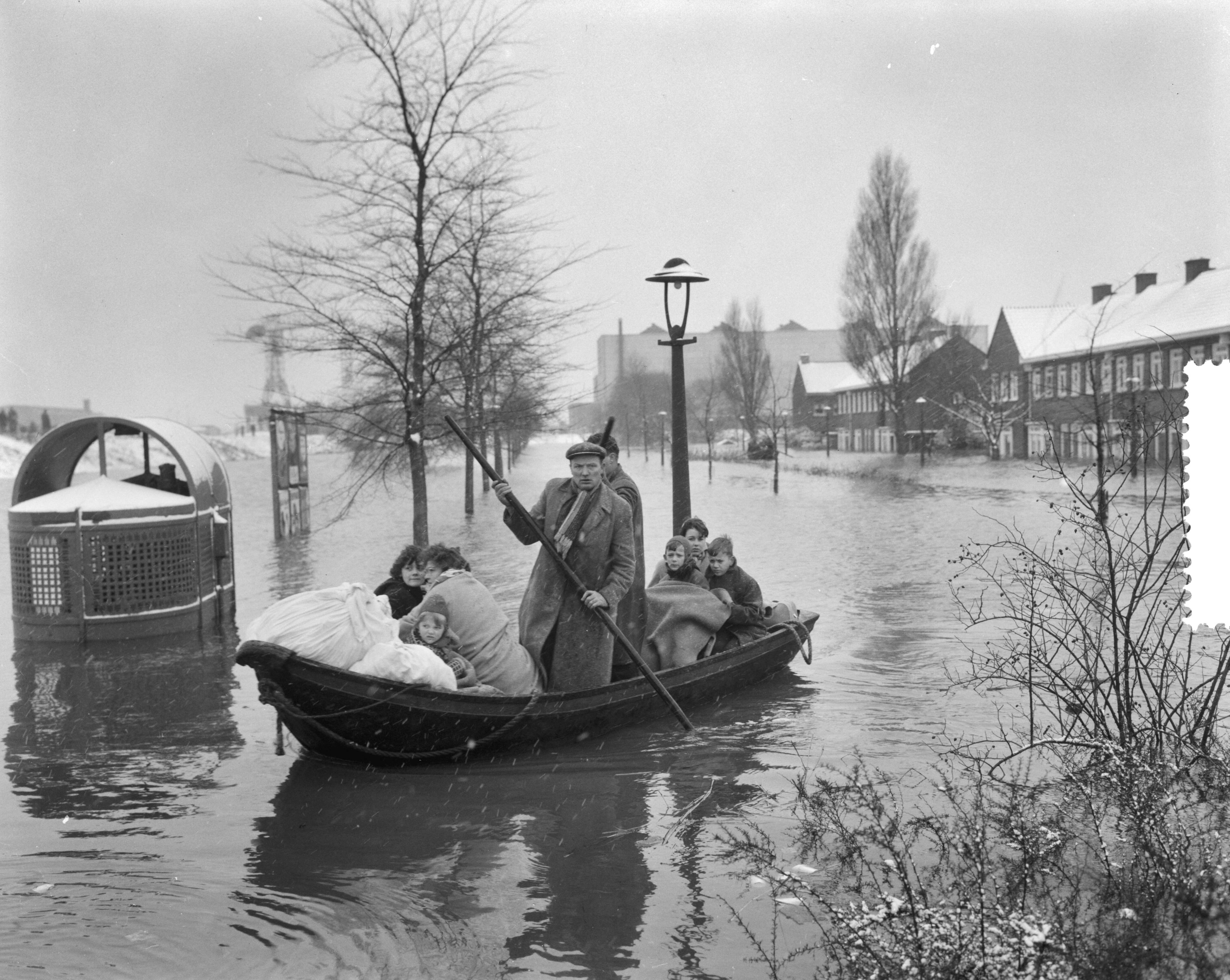 Ramp Tuindorp Oostzaan — Foto: Bilsen, Joop van / Anefo. — Licentie: Set B: Rechtenvrij / Publiek Domein. Bron: Nationaal Archief. http://hdl.handle.net/10648/a9a5c25e-d0b4-102d-bcf8-003048976d84