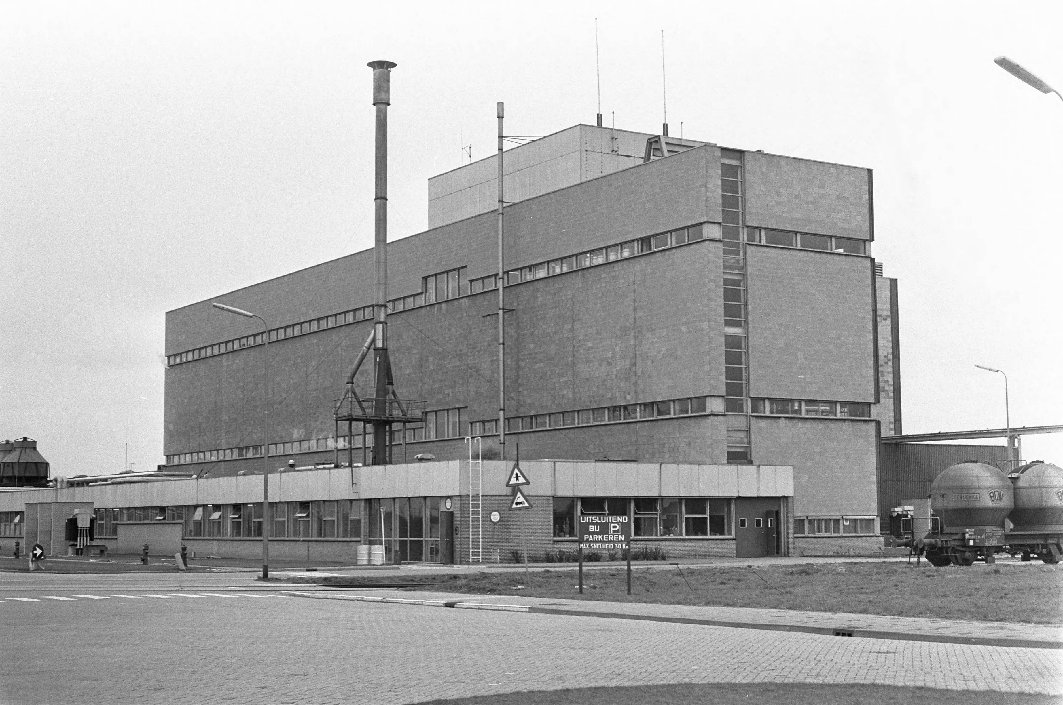 Fotocollectie Anefo — ENKA (onderdeel van AKZO) te Breda stopt produktie; exterieur van fabriek — Foto: Peters, Hans / Anefo. Licentie: Set B: Rechtenvrij / Publiek Domein. Bron: Nationaal Archief. http://hdl.handle.net/10648/abe65ac4-d0b4-102d-bcf8-003048976d84