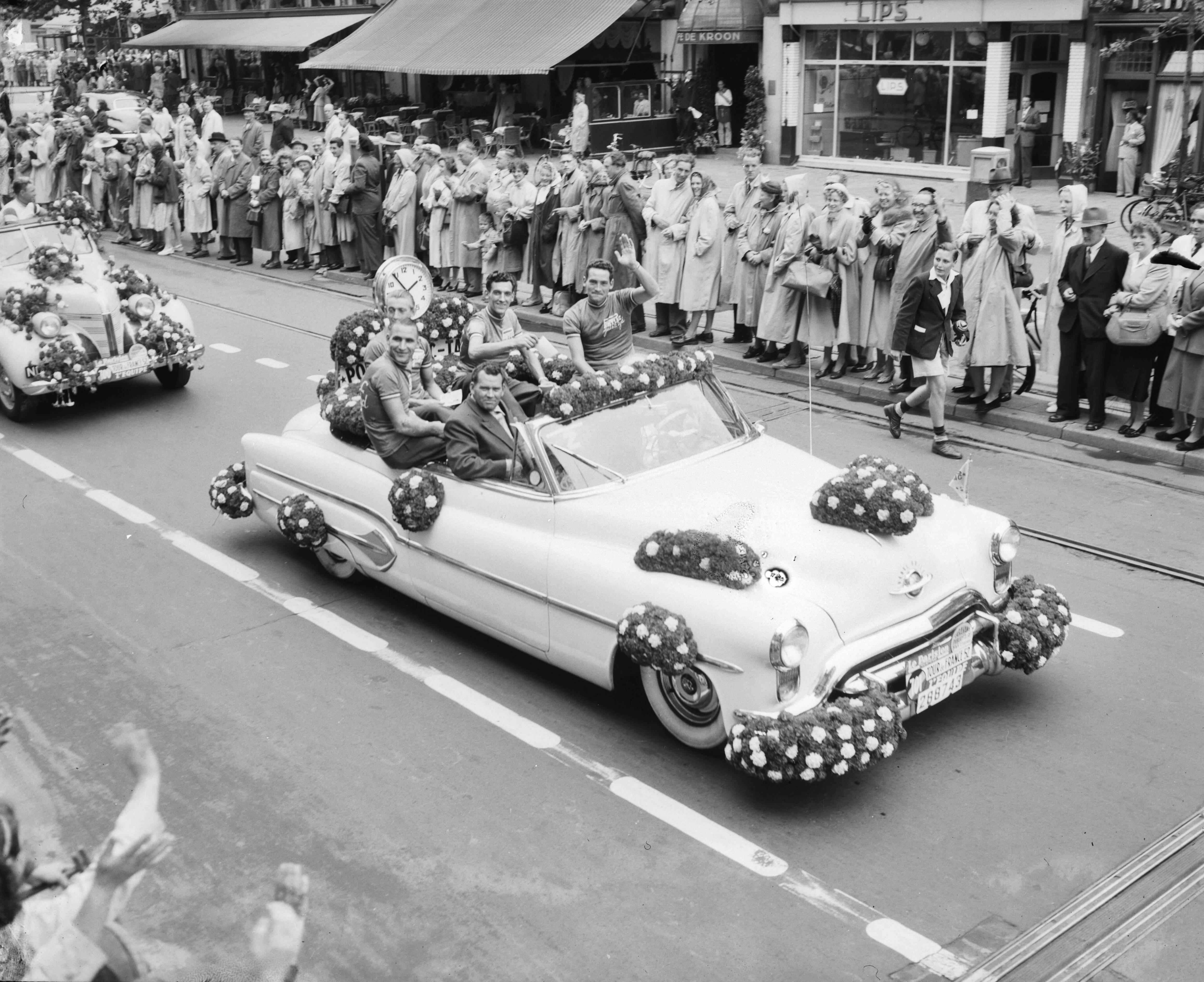 Bloemencorso Den Haag (1952) — Bloemencorso Den Haag. Nederlandse Tour de France ploeg — Foto: Consenheim, Wim / Anefo. Licentie: Set B: Rechtenvrij / Publiek Domein. Bron: Nationaal Archief. http://hdl.handle.net/10648/a8fe350c-d0b4-102d-bcf8-003048976d84