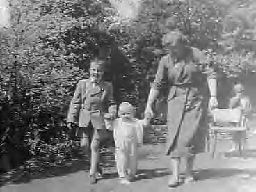 Familie Smulders in Voorburg — Foto: Bilsen, Joop van / Anefo. — Licentie: Set B: Rechtenvrij / Publiek Domein. Bron: Nationaal Archief. http://hdl.handle.net/10648/a9600d72-d0b4-102d-bcf8-003048976d84