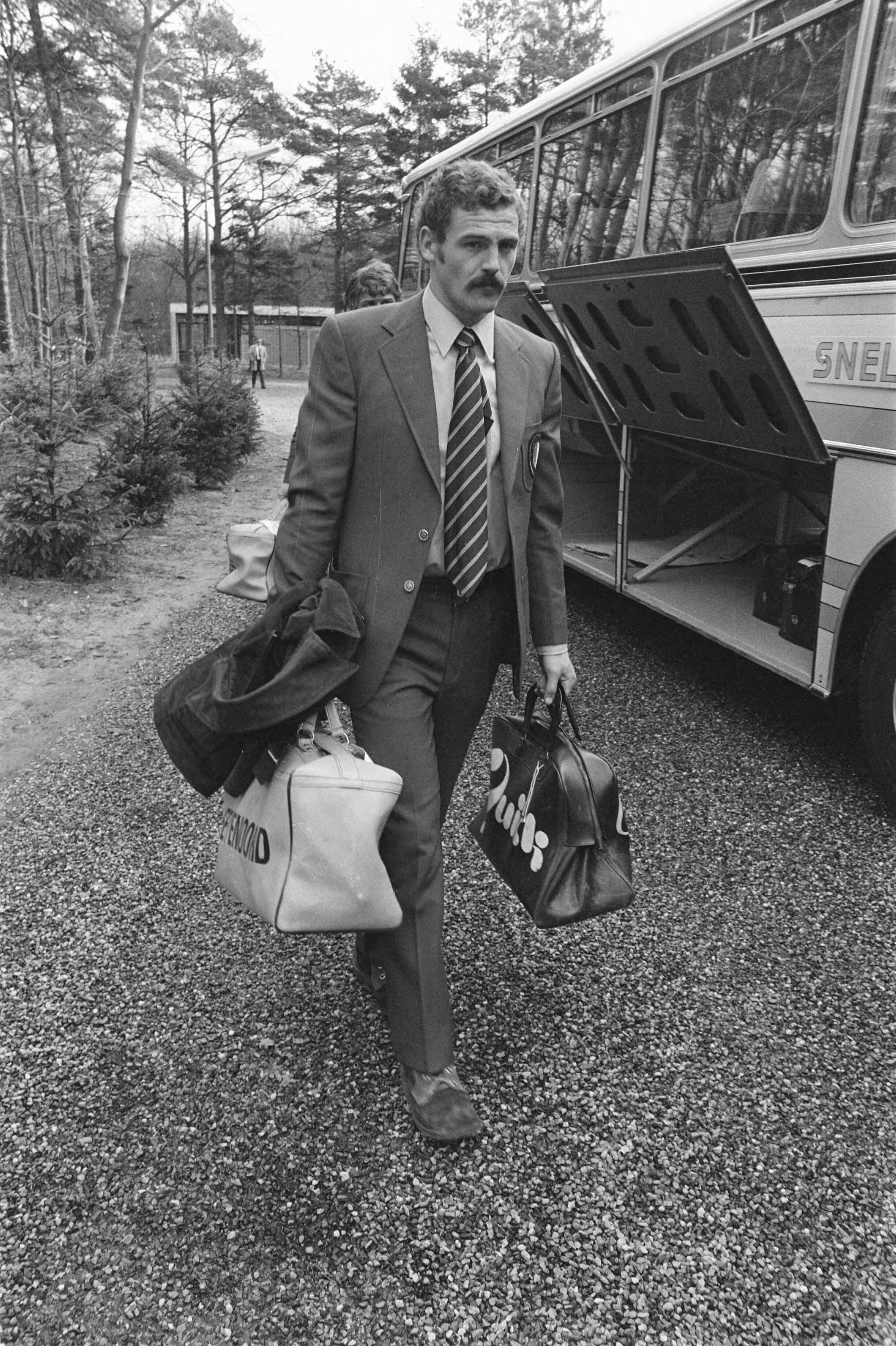 Fotocollectie Anefo — Feyenoord in trainingskamp in Zeist; nr. 3 Posthumus bij aankomst — Foto: Mieremet, Rob / Anefo. Licentie: Set B: Rechtenvrij / Publiek Domein. Bron: Nationaal Archief. http://hdl.handle.net/10648/abe30a7c-d0b4-102d-bcf8-003048976d84