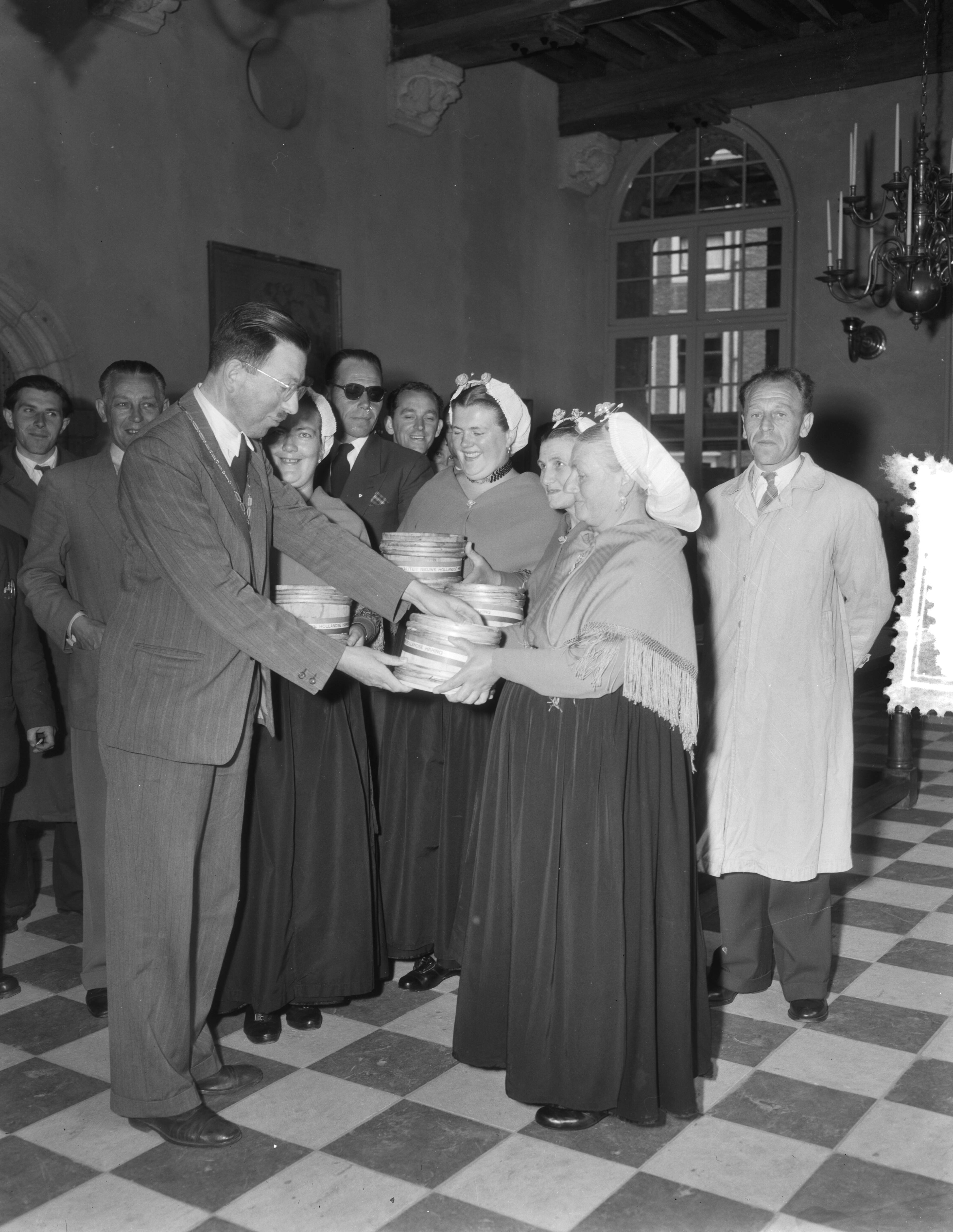 Fotocollectie Anefo — Middelburg, aanbieding haring aan burgemeester mr. dr. N. Bolkestein door vier Scheveningse vrouwen — Foto: Duinen, G.W. van / Anefo. Licentie: Set B: Rechtenvrij / Publiek Domein. Bron: Nationaal Archief. http://hdl.handle.net/10648/a923d05a-d0b4-102d-bcf8-003048976d84