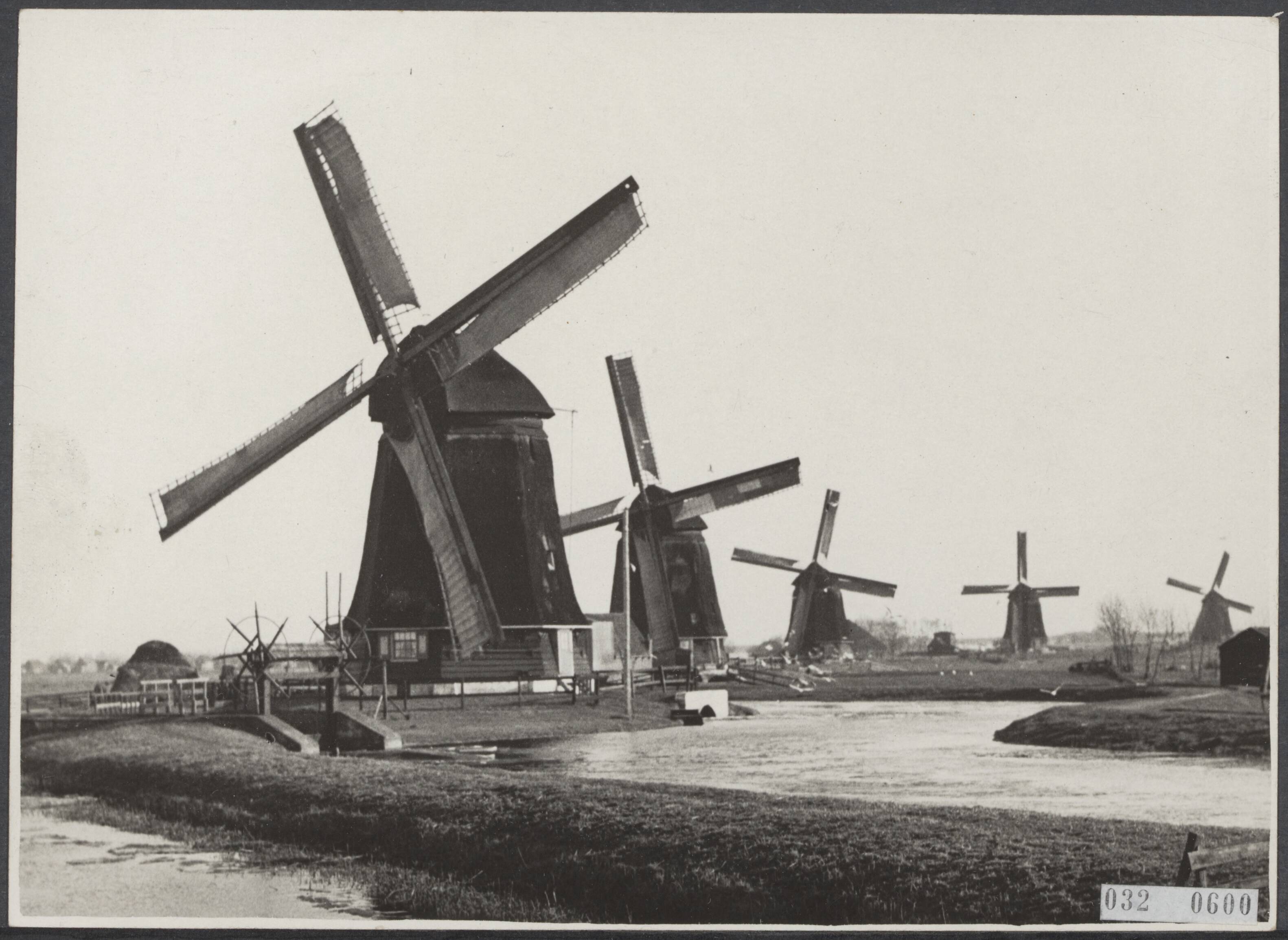 Fotocollectie Elsevier Binnenland — Molens "De Zes Wielen" te Oudorp (bij Alkmaar) — Foto: Fotobureau Stevens / Rechtenvrij. Licentie: Set B: Rechtenvrij / Publiek Domein. Bron: Nationaal Archief. http://hdl.handle.net/10648/ade448cc-d0b4-102d-bcf8-003048976d84