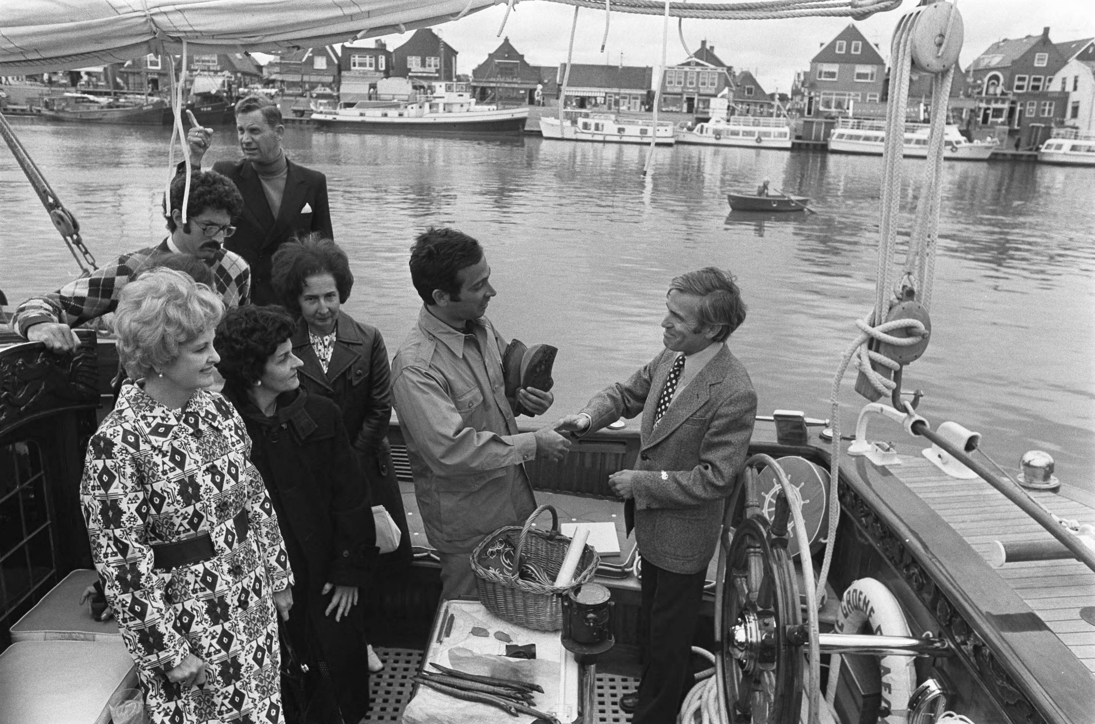 Jorge Guillermo aan boord van "De Groene Draeck" in Volendam — Jorge Guillermo aan boord van "De Groene Draeck" — Foto: Verhoeff, Bert / Anefo. Licentie: Set B: Rechtenvrij / Publiek Domein. Bron: Nationaal Archief. http://hdl.handle.net/10648/ac6c44a4-d0b4-102d-bcf8-003048976d84