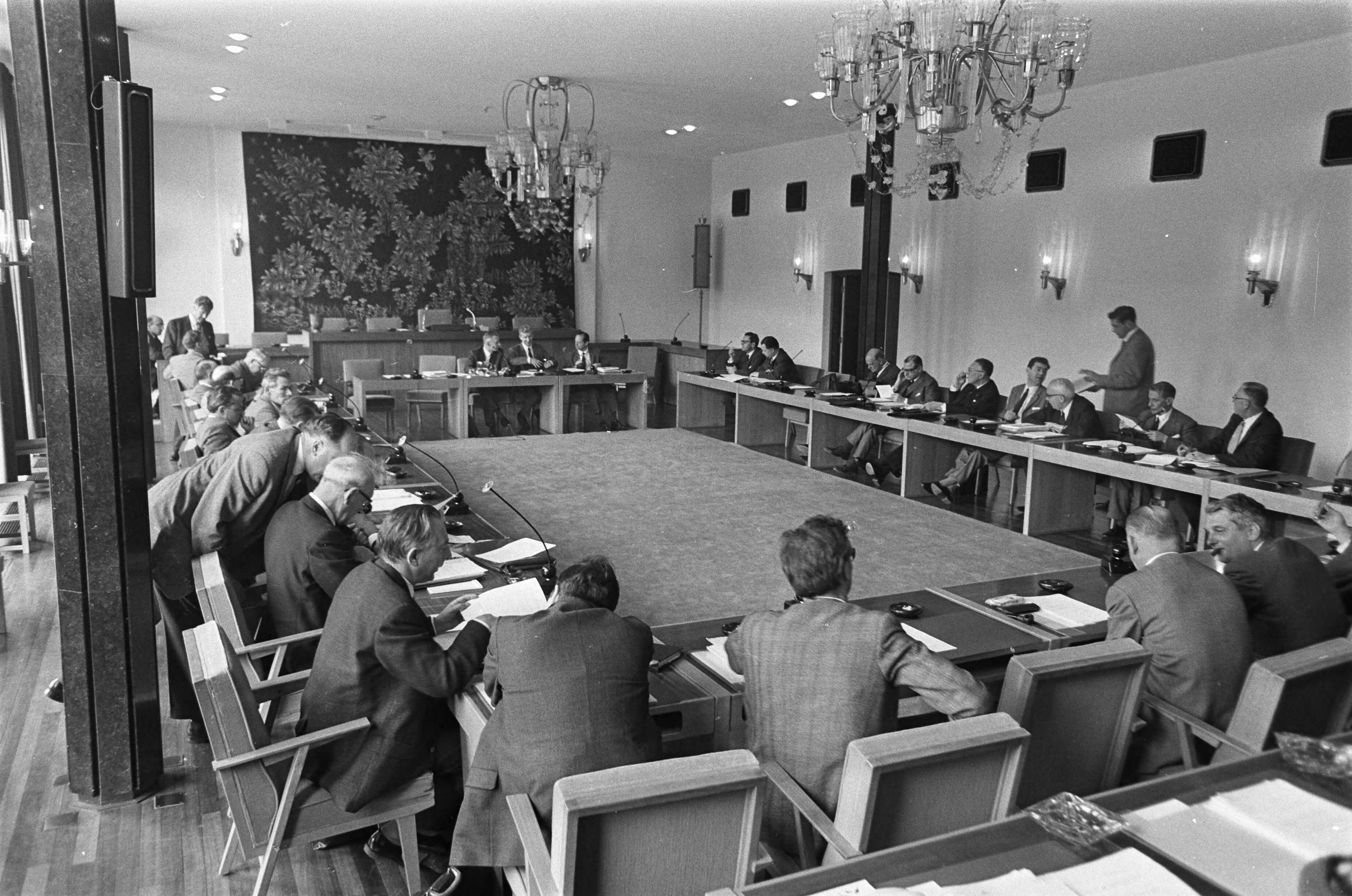 Fotocollectie Anefo — Stichting van de Arbeid bijeen te Den Haag . Overzicht van de vergadering in gebouw van de SER — Foto: Kroon, Ron / Anefo. Licentie: Set B: Rechtenvrij / Publiek Domein. Bron: Nationaal Archief. http://hdl.handle.net/10648/ab425050-d0b4-102d-bcf8-003048976d84