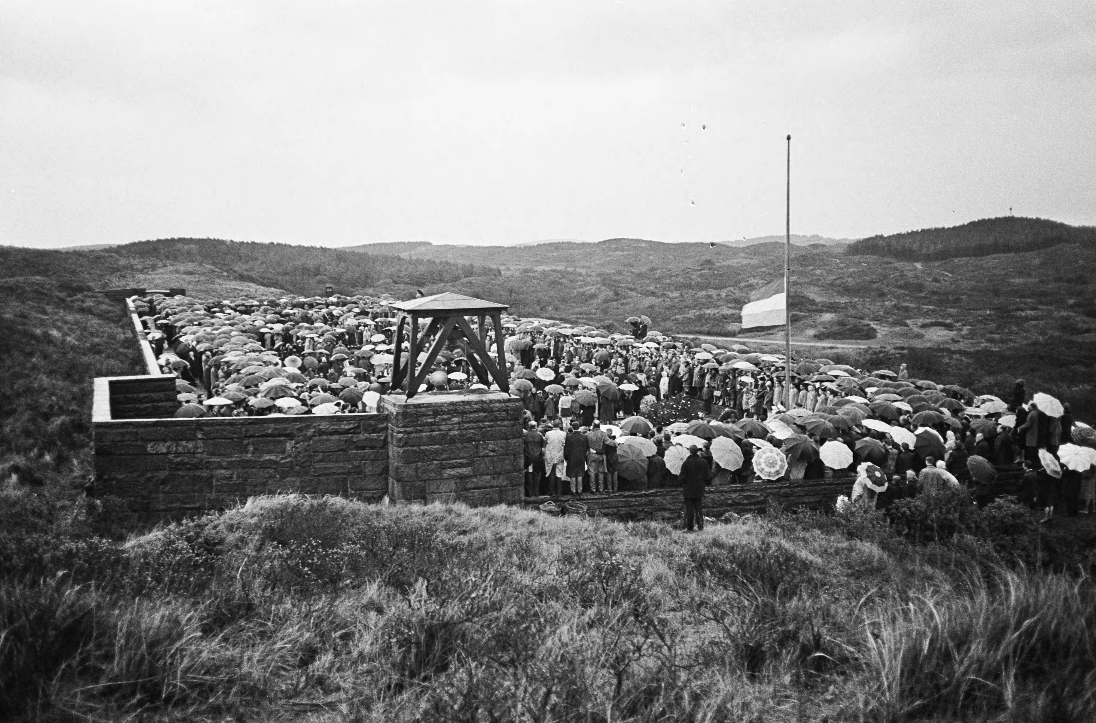 Fotocollectie Anefo — Dodenherdenking erebegraafplaats te Overveen, overzicht — Foto: Koch, Eric / Anefo. Licentie: Set B: Rechtenvrij / Publiek Domein. Bron: Nationaal Archief. http://hdl.handle.net/10648/aaa4f6fc-d0b4-102d-bcf8-003048976d84
