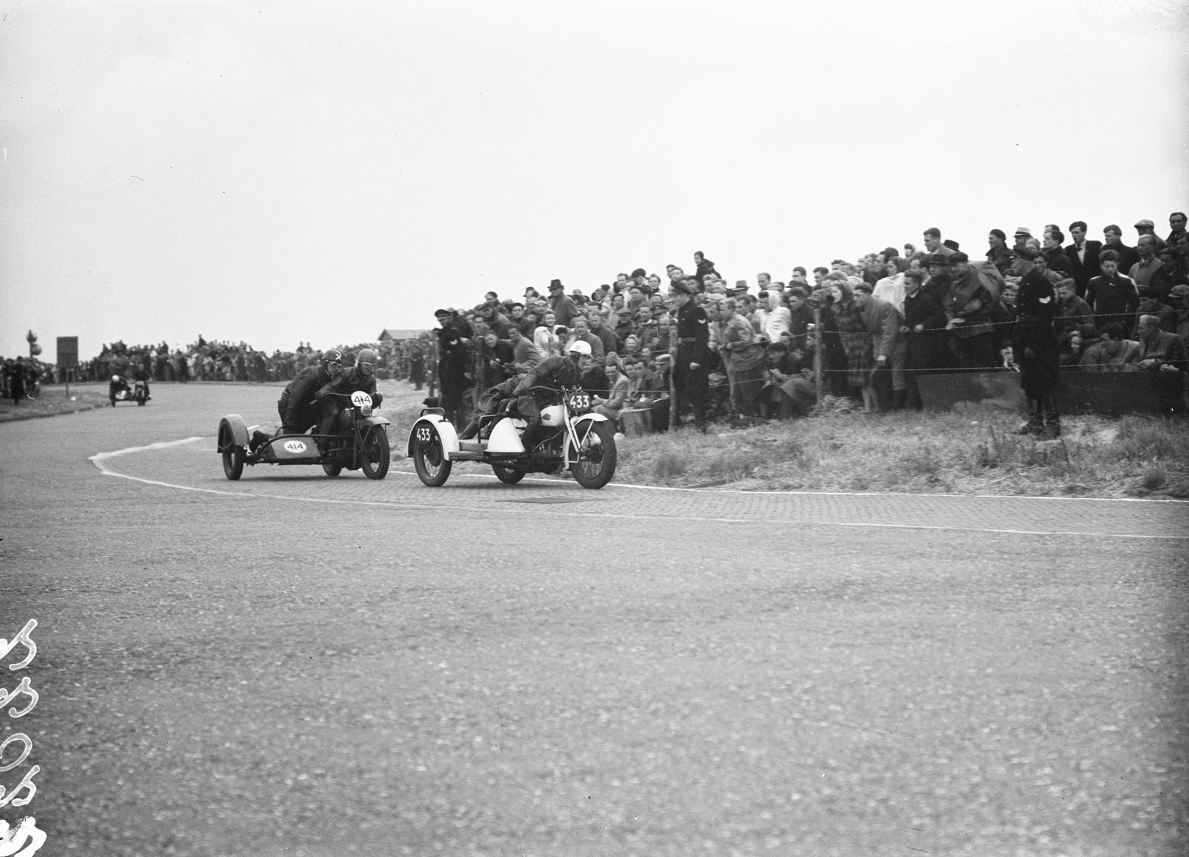 Nationale Motorwedstrijden Zandvoort — Foto: Zeylemaker, Co / Anefo. — Licentie: Set B: Rechtenvrij / Publiek Domein. Bron: Nationaal Archief. http://hdl.handle.net/10648/a8a904c4-d0b4-102d-bcf8-003048976d84