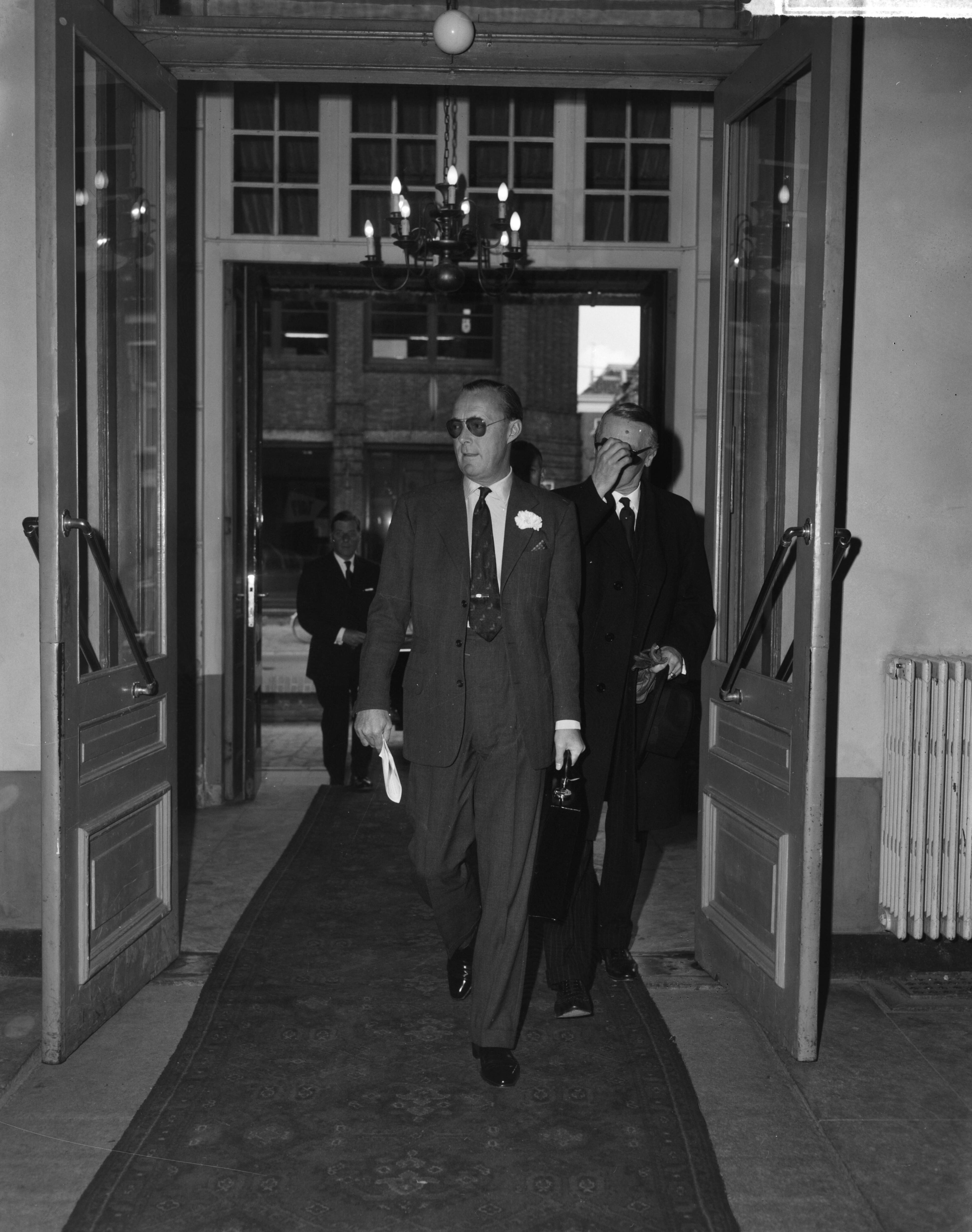 Fotocollectie Anefo — Congres Randgebieden in Leeuwarden begonnen. Aankomst prins Bernhard — Foto: Bilsen, Joop van / Anefo. Licentie: Set B: Rechtenvrij / Publiek Domein. Bron: Nationaal Archief. http://hdl.handle.net/10648/aa37913e-d0b4-102d-bcf8-003048976d84