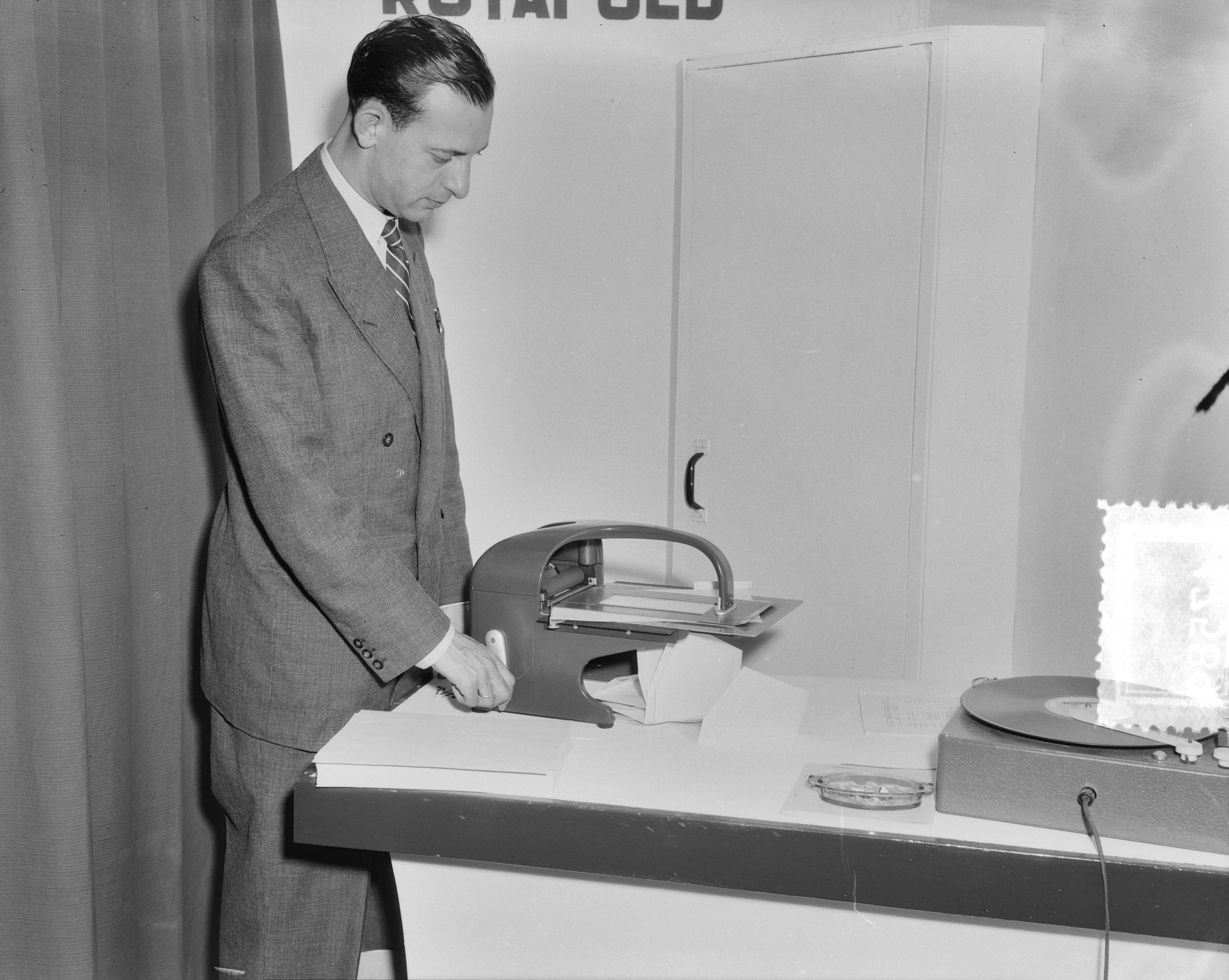 Fotocollectie Anefo — Jaarbeurs te Utrecht. Demonstratie van een papiersnijmachine — Foto: Pot, Harry / Anefo. Licentie: Set B: Rechtenvrij / Publiek Domein. Bron: Nationaal Archief. http://hdl.handle.net/10648/a8ef4ea2-d0b4-102d-bcf8-003048976d84