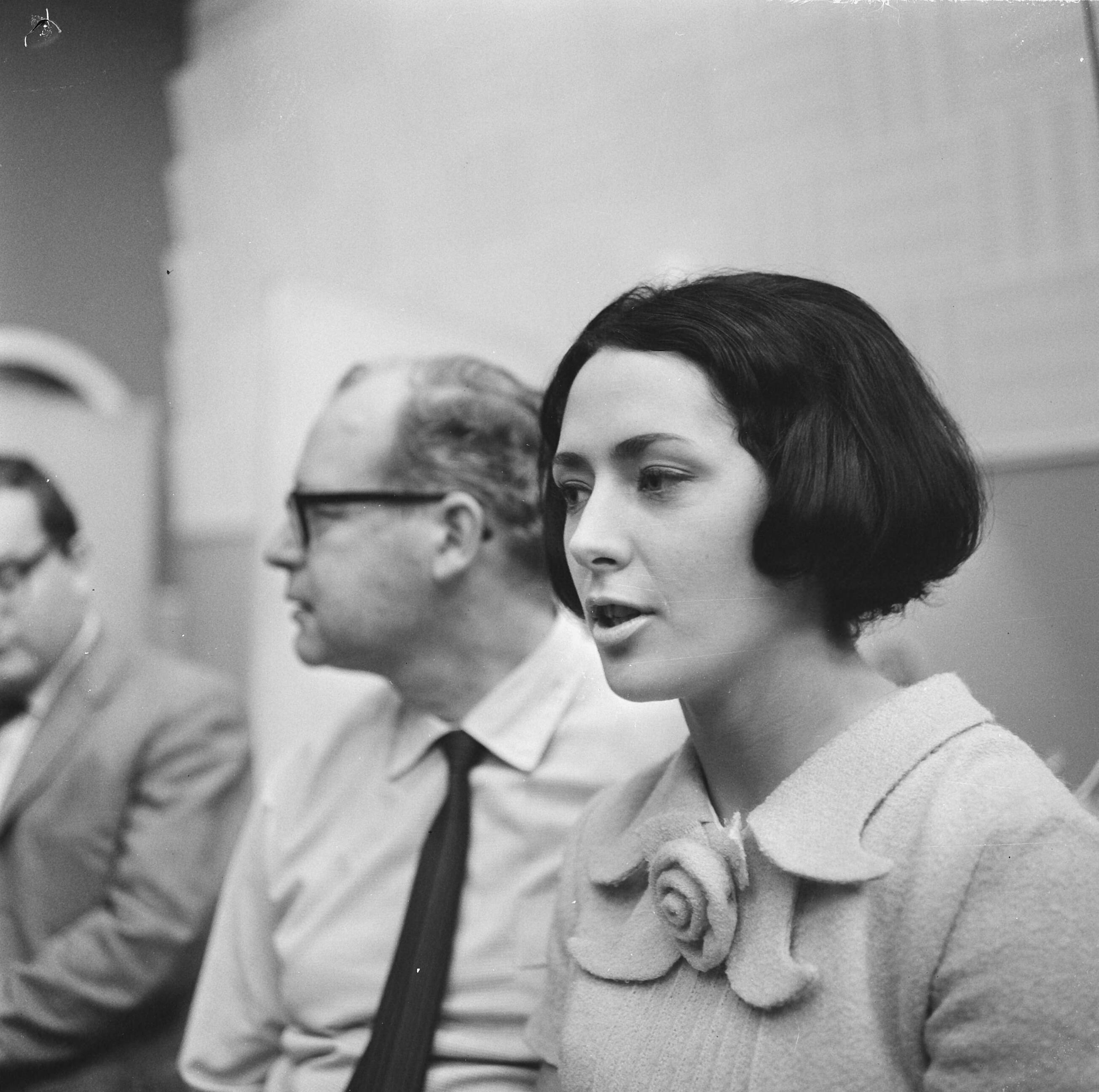 Fotocollectie Anefo — Joan Haanappel bij Phonogram te Hilversum, opname van haar eerste grammofoonplaat, Joan Haanappel tijdens opname — Foto: Pot, Harry / Anefo. Licentie: Set B: Rechtenvrij / Publiek Domein. Bron: Nationaal Archief. http://hdl.handle.net/10648/aa7e71bc-d0b4-102d-bcf8-003048976d84