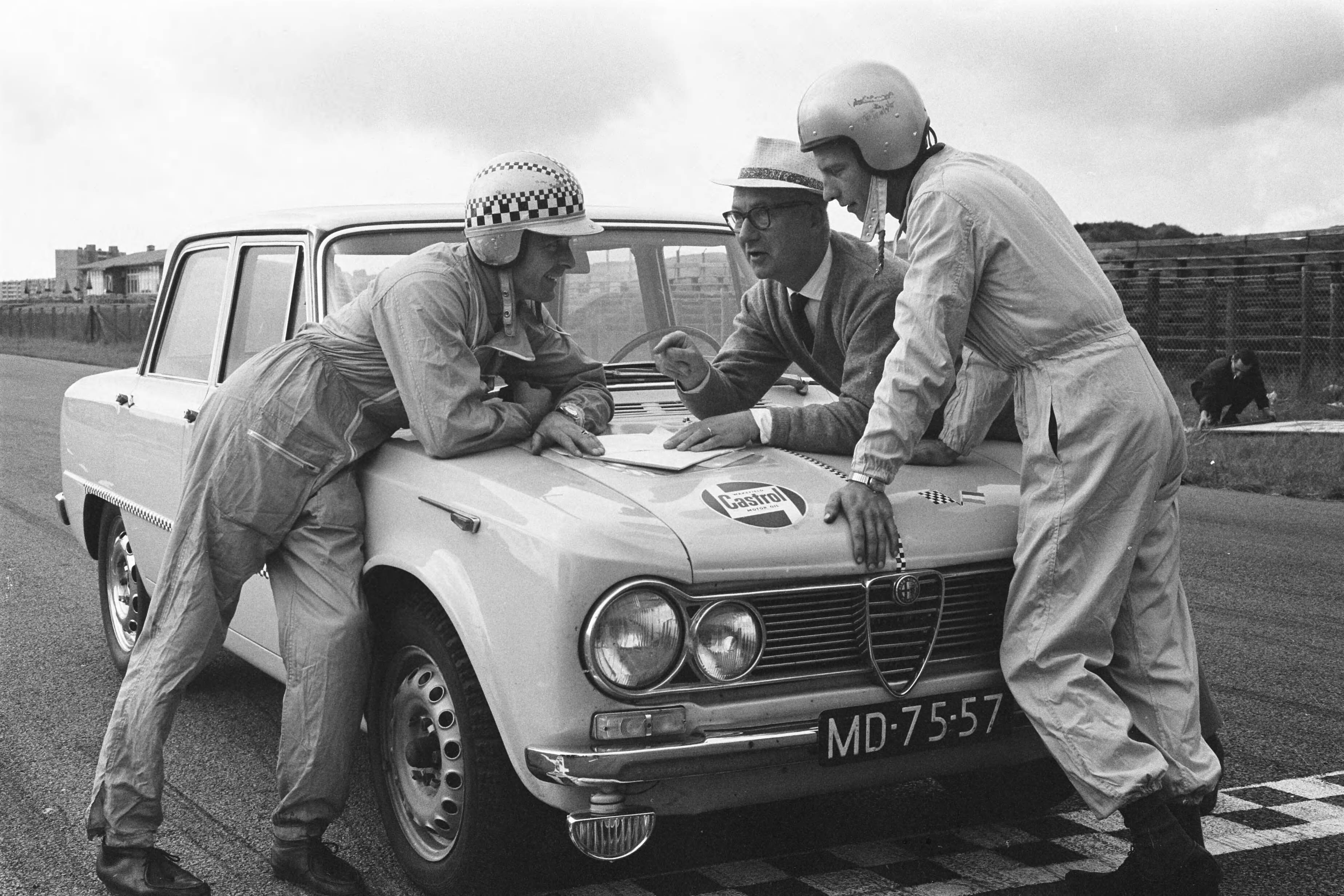 Fotocollectie Anefo — Amateur-coureur Hans Maasland en zijn monteur Gaaiko van Kampen pogen het record 24 uur betrouwbaarheidsrit te verbeteren. Voor de start overleg met links Hans Maasland en rechts Gaaiko van Kampen — Foto: Pot, Harry / Anefo. Licentie: Set B: Rechtenvrij / Publiek Domein. Bron: Nationaal Archief. http://hdl.handle.net/10648/aa44769c-d0b4-102d-bcf8-003048976d84