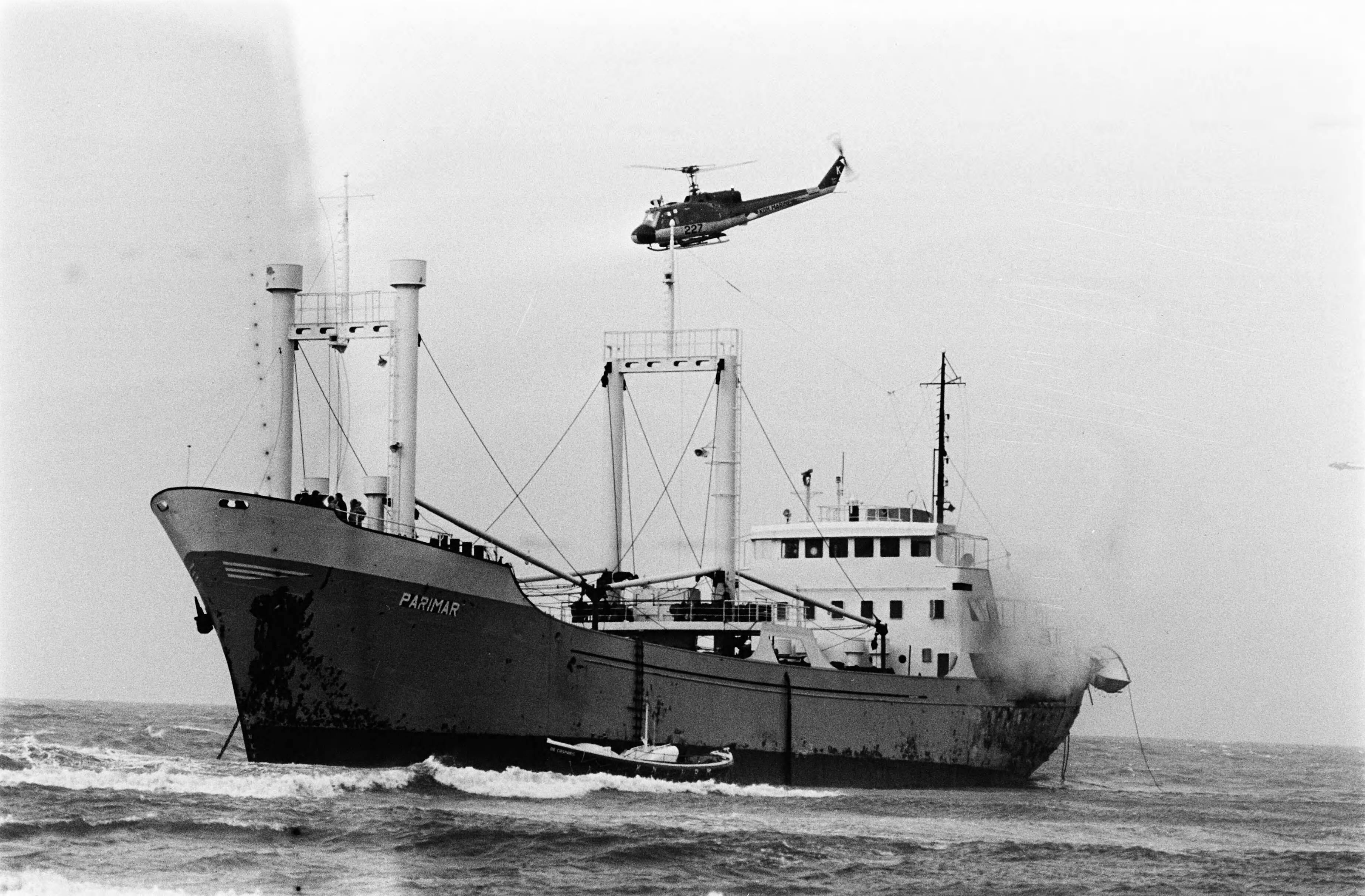 Fotocollectie Anefo — Griekse kustvaarder Parimar in brand op strand bij Scheveningen; helicopter boven het brandende schip — Foto: Verhoeff, Bert / Anefo. Licentie: Set B: Rechtenvrij / Publiek Domein. Bron: Nationaal Archief. http://hdl.handle.net/10648/ac5d912a-d0b4-102d-bcf8-003048976d84