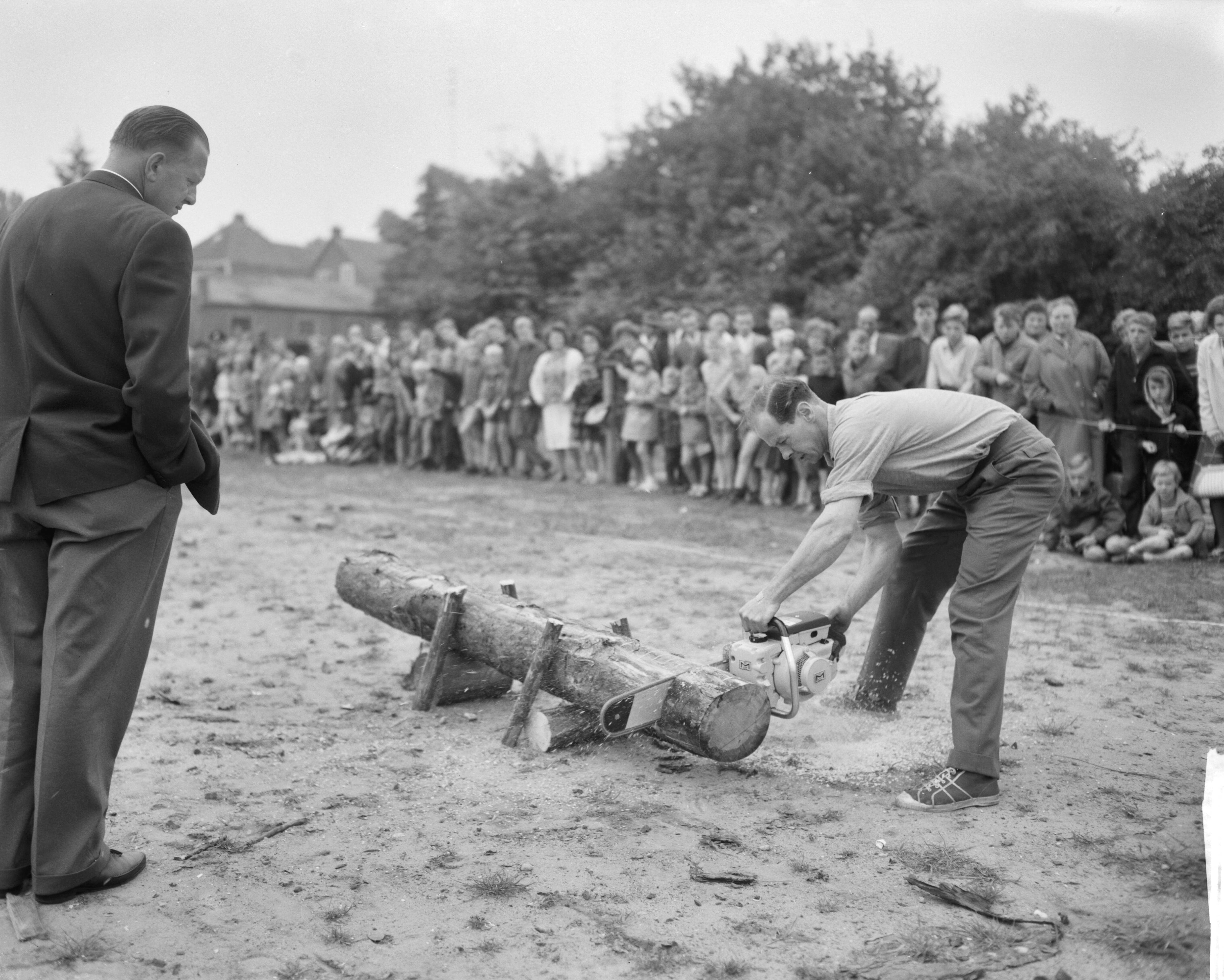 Fotocollectie Anefo — Nationale boomzaagwedstrijden in Ede — Foto: Bilsen, Joop van / Anefo. Licentie: Set B: Rechtenvrij / Publiek Domein. Bron: Nationaal Archief. http://hdl.handle.net/10648/aa14c3de-d0b4-102d-bcf8-003048976d84