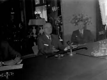 Fotocollectie Anefo — De Amerikaanse oud-president Harry Truman tijdens een persconferentie in de "Witte Brug" te Den Haag, kort na zijn aankomst — Foto: Meijer, T.A. / Anefo. Licentie: Set B: Rechtenvrij / Publiek Domein. Bron: Nationaal Archief. http://hdl.handle.net/10648/a949c9e0-d0b4-102d-bcf8-003048976d84