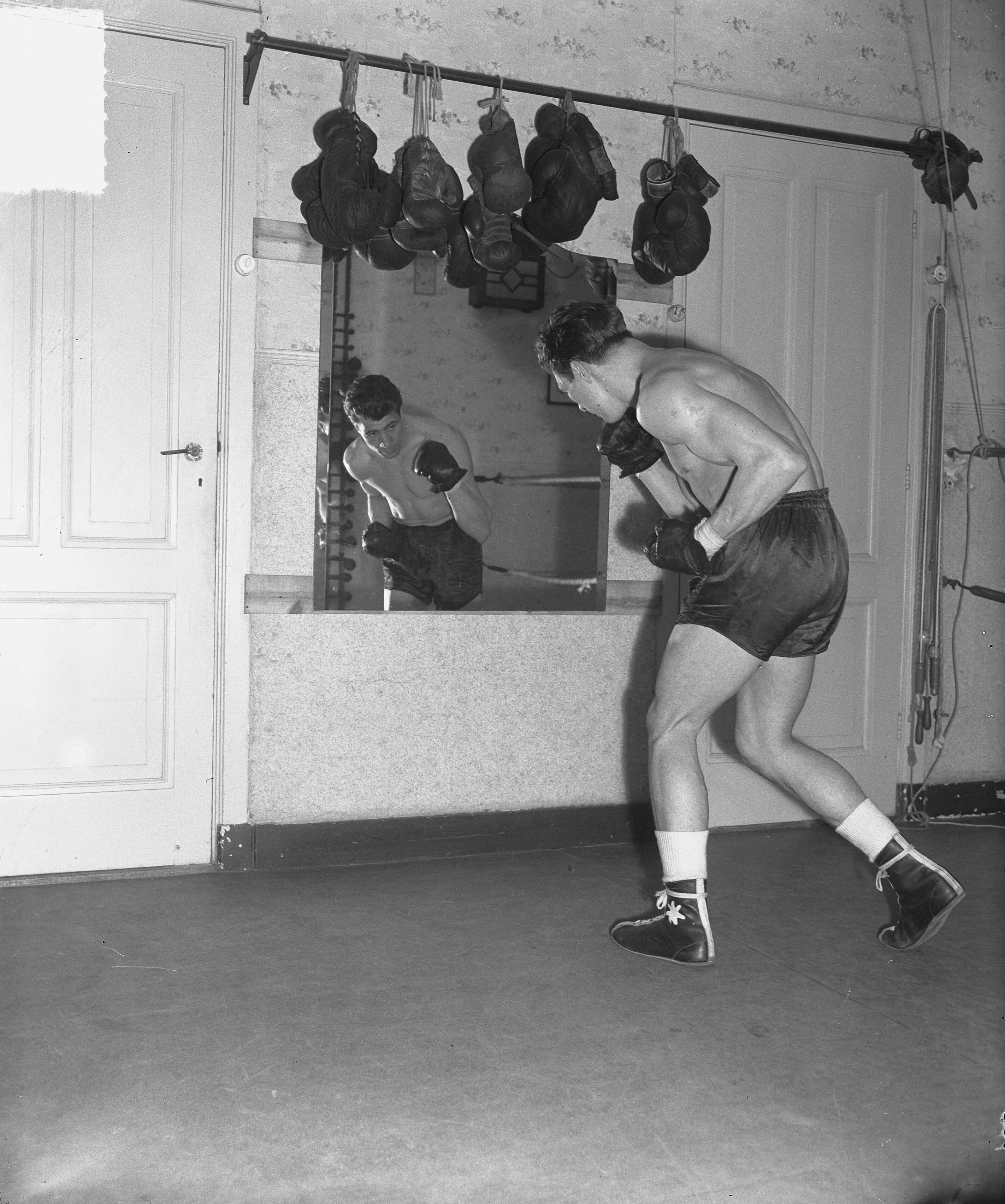 Fotocollectie Anefo — Training bokser Luc Van Dam in Den Haag. Spiegelgevecht — Foto: Merk, Ben / Anefo. Licentie: Set B: Rechtenvrij / Publiek Domein. Bron: Nationaal Archief. http://hdl.handle.net/10648/a8c380d8-d0b4-102d-bcf8-003048976d84