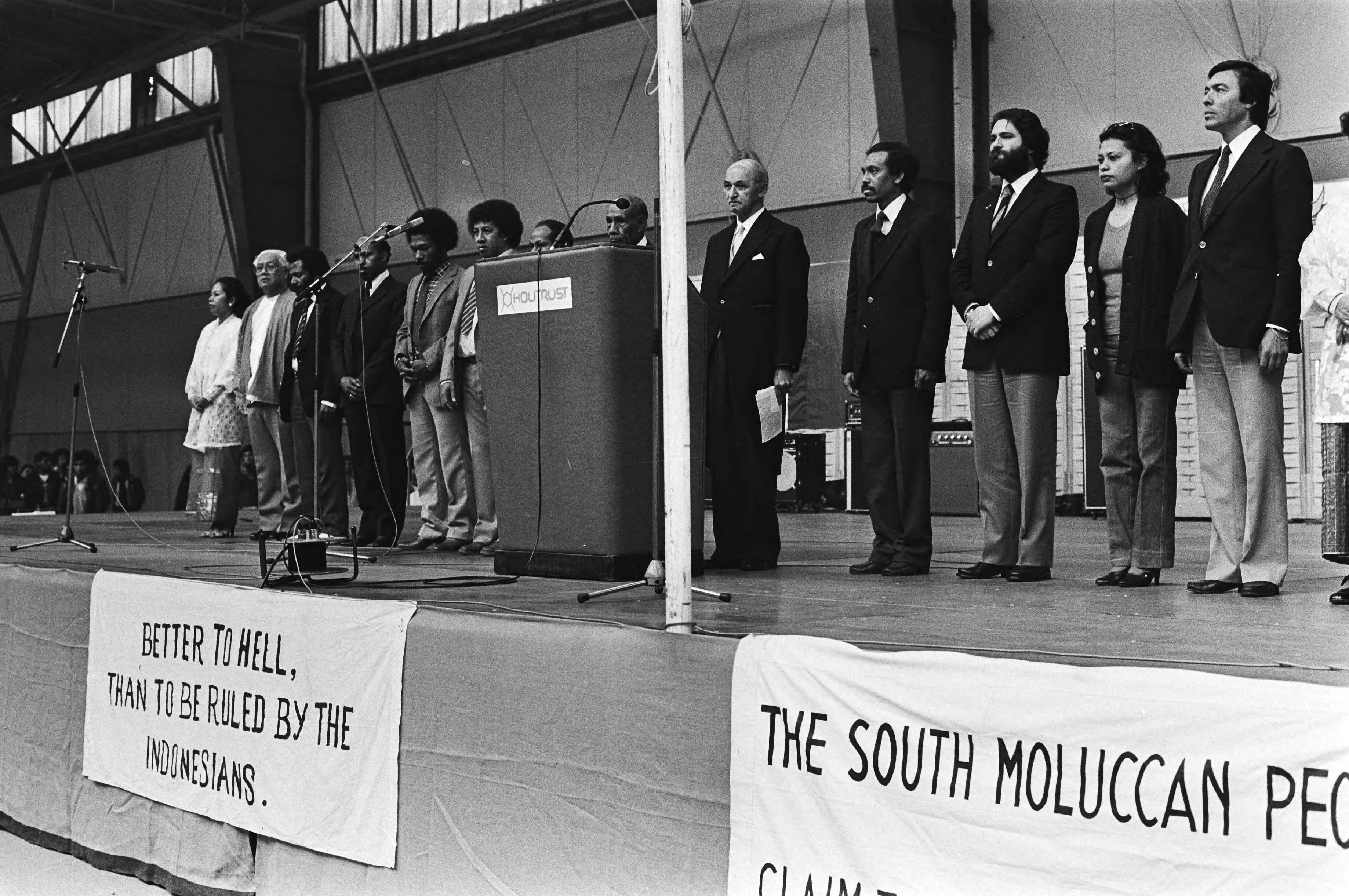 Fotocollectie Anefo — Herdenking van uitroepen van Republiek der Zuid-Molukken Houtrusthallen in Den Haag , ir. Manusama tijdens zijn rede — Foto: Bogaerts, Rob / Anefo. Licentie: Set B: Rechtenvrij / Publiek Domein. Bron: Nationaal Archief. http://hdl.handle.net/10648/acfa4042-d0b4-102d-bcf8-003048976d84
