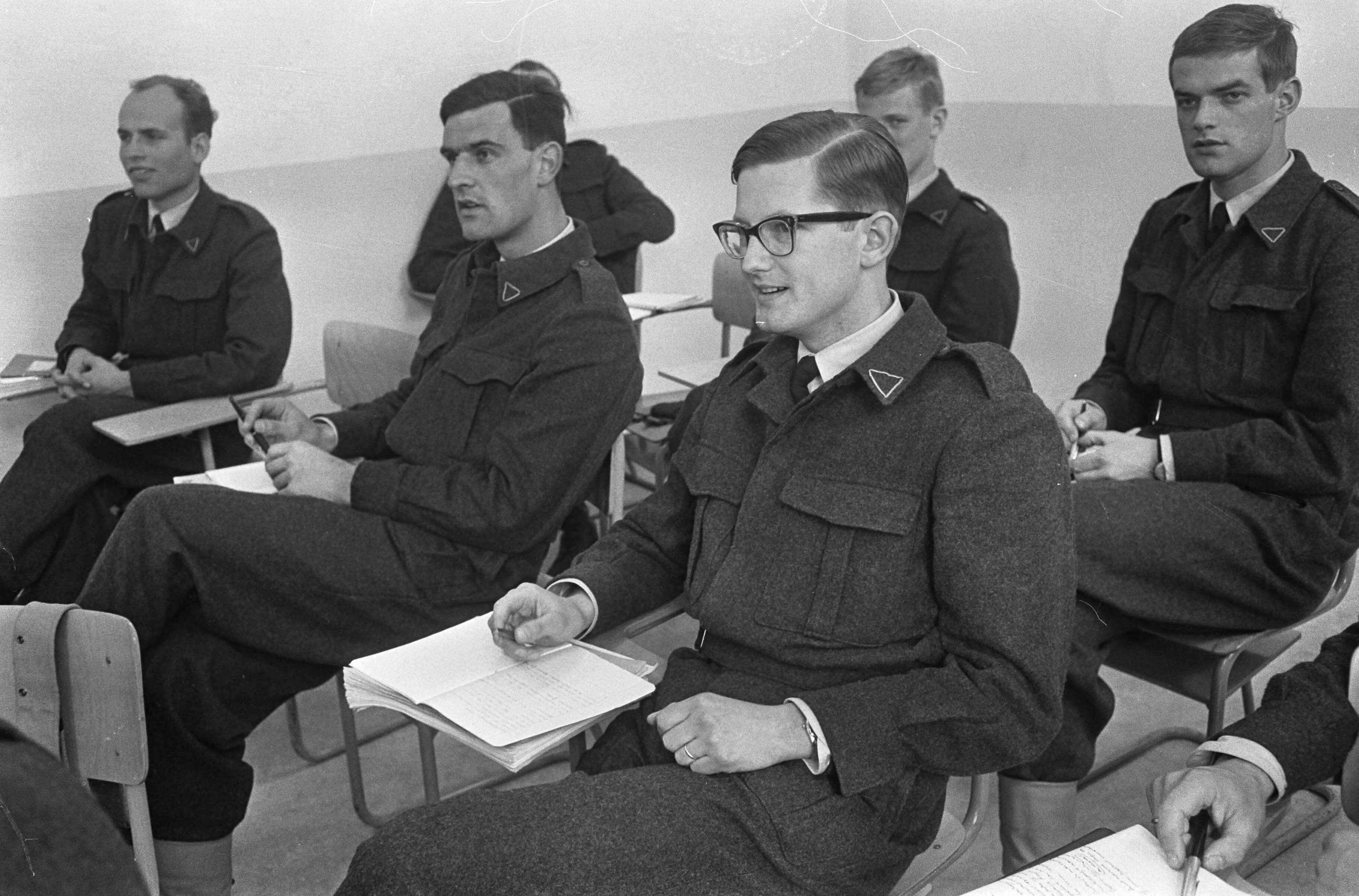 Fotocollectie Anefo — Mr. Pieter van Vollenhoven in militaire dienst bij de luchtmacht in Breda, mr. Pieter tijdens exercitie — Foto: Koch, Eric / Anefo. Licentie: Set B: Rechtenvrij / Publiek Domein. Bron: Nationaal Archief. http://hdl.handle.net/10648/aae77b1c-d0b4-102d-bcf8-003048976d84