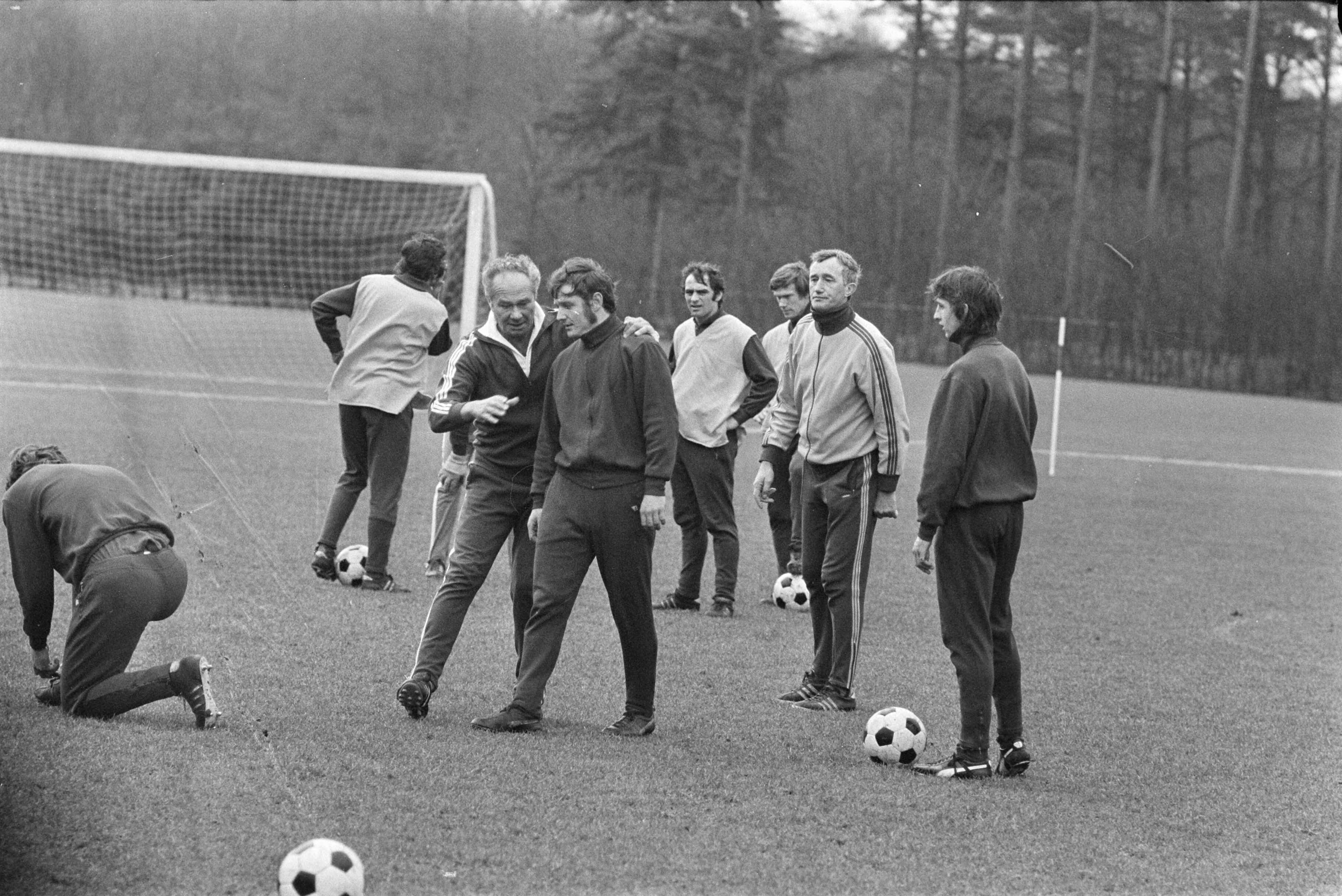 Fotocollectie Anefo — Selectie voor Nederlands elftal traint voor wedstrijd tegen Luxemburg, Zeist; Fadrhonc met arm op Lippens met andere spelers; tweede van r. hulptrainer Jack van — Foto: Verhoeff, Bert / Anefo. Licentie: Set B: Rechtenvrij / Publiek Domein. Bron: Nationaal Archief. http://hdl.handle.net/10648/abb3bfb0-d0b4-102d-bcf8-003048976d84