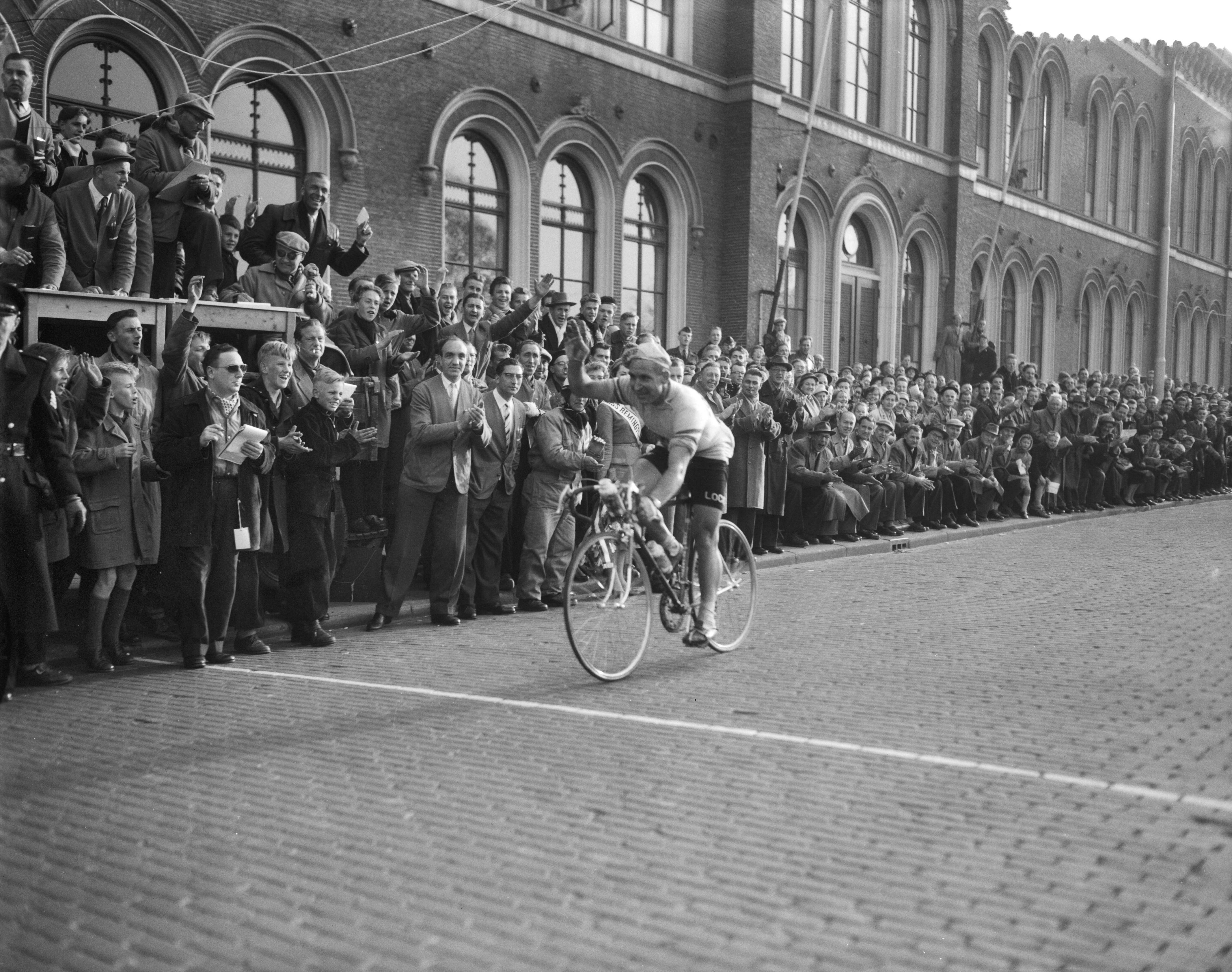 Fotocollectie Anefo — Ronde van Nederland. 4e etappe (Zwolle-Leeuwarden). Winnaar Wim van Est passeert finish te Leeuwarden — Foto: Pot, Harry / Anefo. Licentie: Set B: Rechtenvrij / Publiek Domein. Bron: Nationaal Archief. http://hdl.handle.net/10648/a95f08e6-d0b4-102d-bcf8-003048976d84