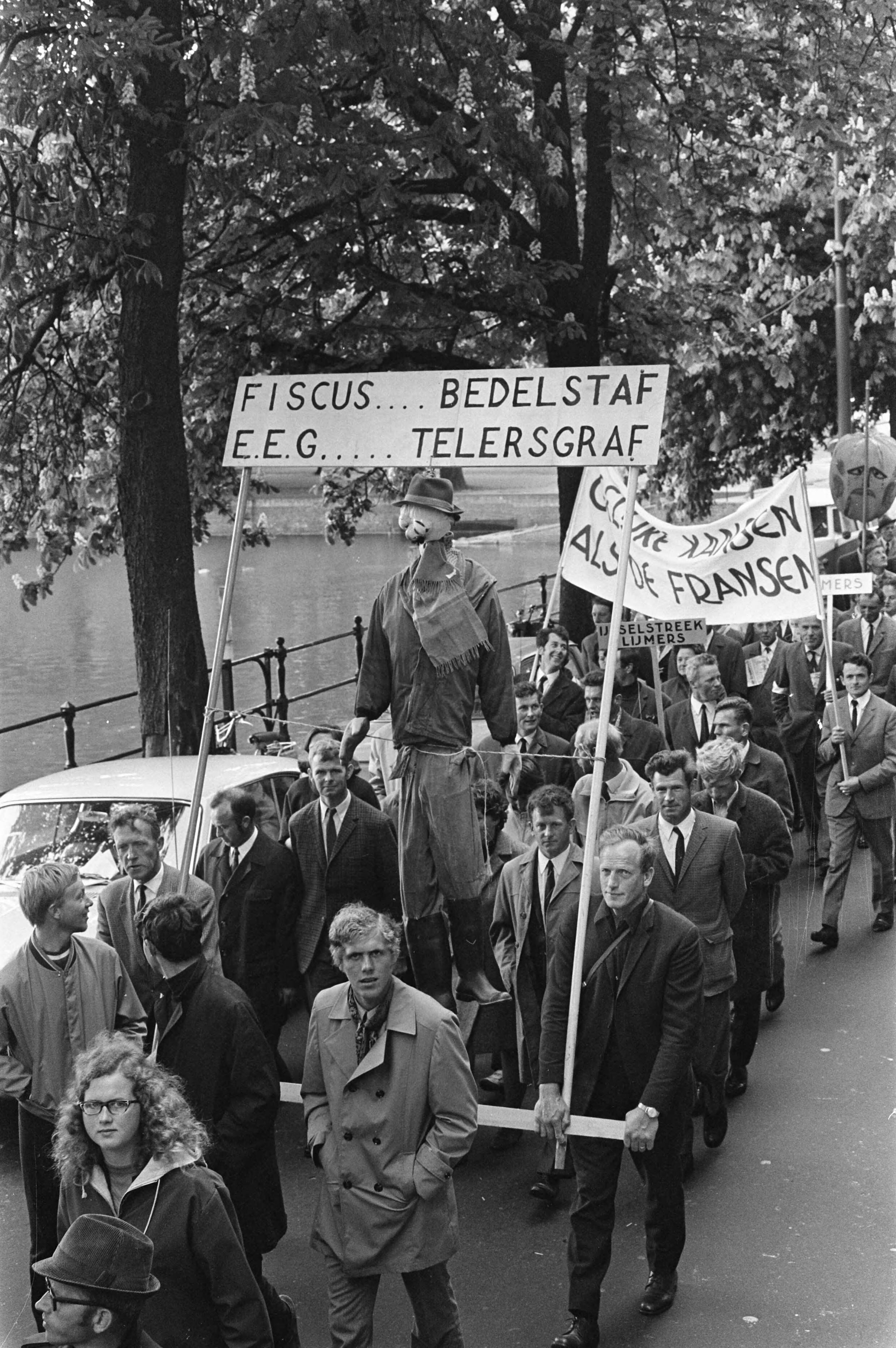 Fotocollectie Anefo — Fruittelers demonstreren met borden in Den Haag ; demonstranten met poppen aan galg — Foto: Evers, Joost / Anefo. Licentie: Set B: Rechtenvrij / Publiek Domein. Bron: Nationaal Archief. http://hdl.handle.net/10648/ab980644-d0b4-102d-bcf8-003048976d84