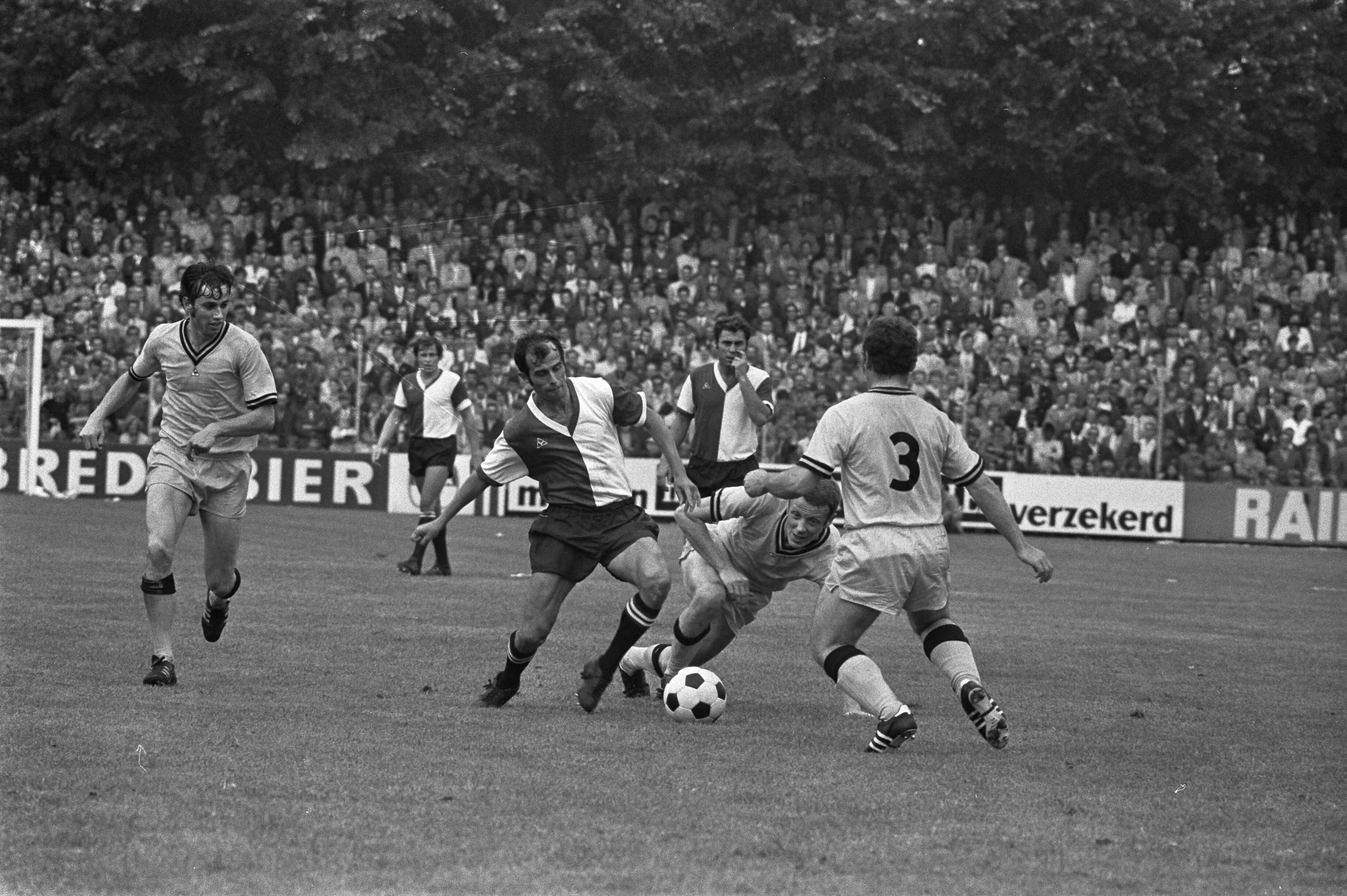 Fotocollectie Anefo — NAC tegen Feyenoord 1-2, (l) C. Moulijn in actie, links — Foto: Evers, Joost / Anefo. Licentie: Set B: Rechtenvrij / Publiek Domein. Bron: Nationaal Archief. http://hdl.handle.net/10648/abc9f60e-d0b4-102d-bcf8-003048976d84