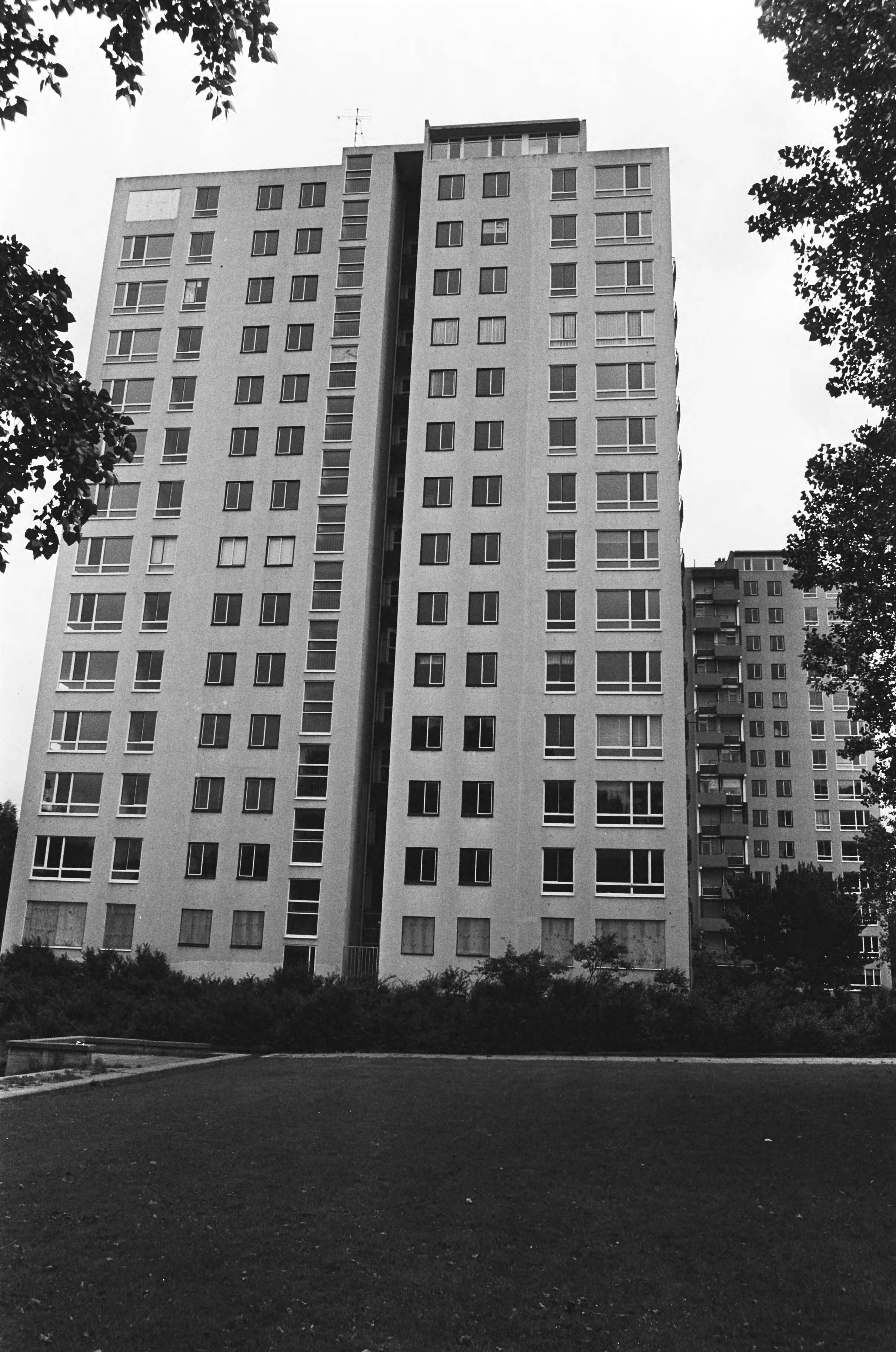 Fotocollectie Anefo — Deze week wordt bekend gemaakt wat met flatgebouwen Morgenstond in Den Haag gaat gebeuren; flatgebouw — Foto: Bogaerts, Rob / Anefo. Licentie: Set B: Rechtenvrij / Publiek Domein. Bron: Nationaal Archief. http://hdl.handle.net/10648/ad4a6b94-d0b4-102d-bcf8-003048976d84