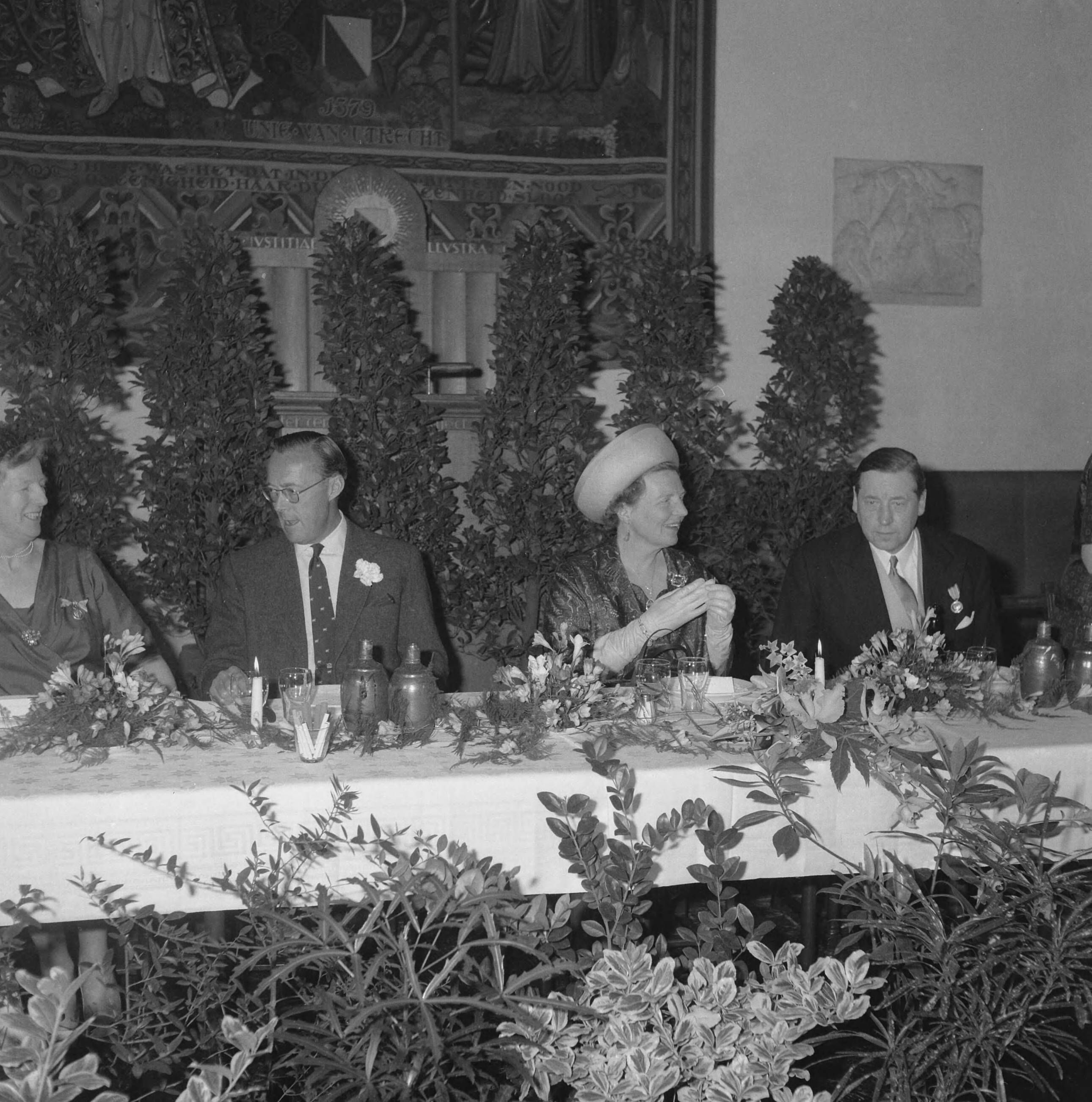 Koninklijk bezoek aan Utrecht (1962) — Koninklijk bezoek aan Utrecht — Foto: Merk, Ben / Anefo. Licentie: Set B: Rechtenvrij / Publiek Domein. Bron: Nationaal Archief. http://hdl.handle.net/10648/aa06a01a-d0b4-102d-bcf8-003048976d84