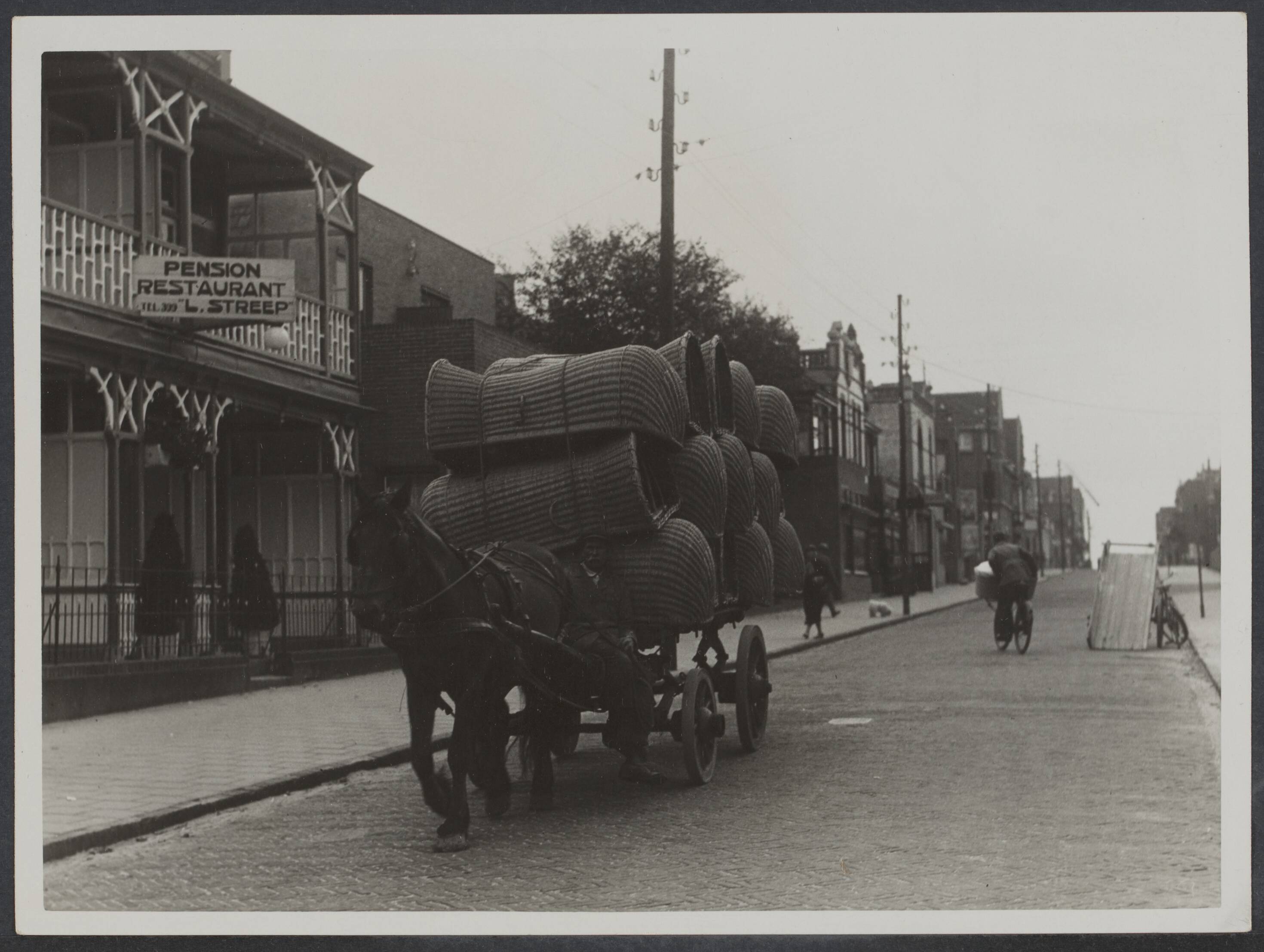 Zandvoort, vóór 1945 — Zandvoort [door paard getrokken kar met strandstoelen ter hoogte van pension-restaurant L. Streep] — Foto: Valks, H.J.M. / Spaarnestad. Licentie: Set B: Rechtenvrij / Publiek Domein. Bron: Nationaal Archief. http://hdl.handle.net/10648/9ced35a2-7dff-a831-15c7-b54cdd697b3d