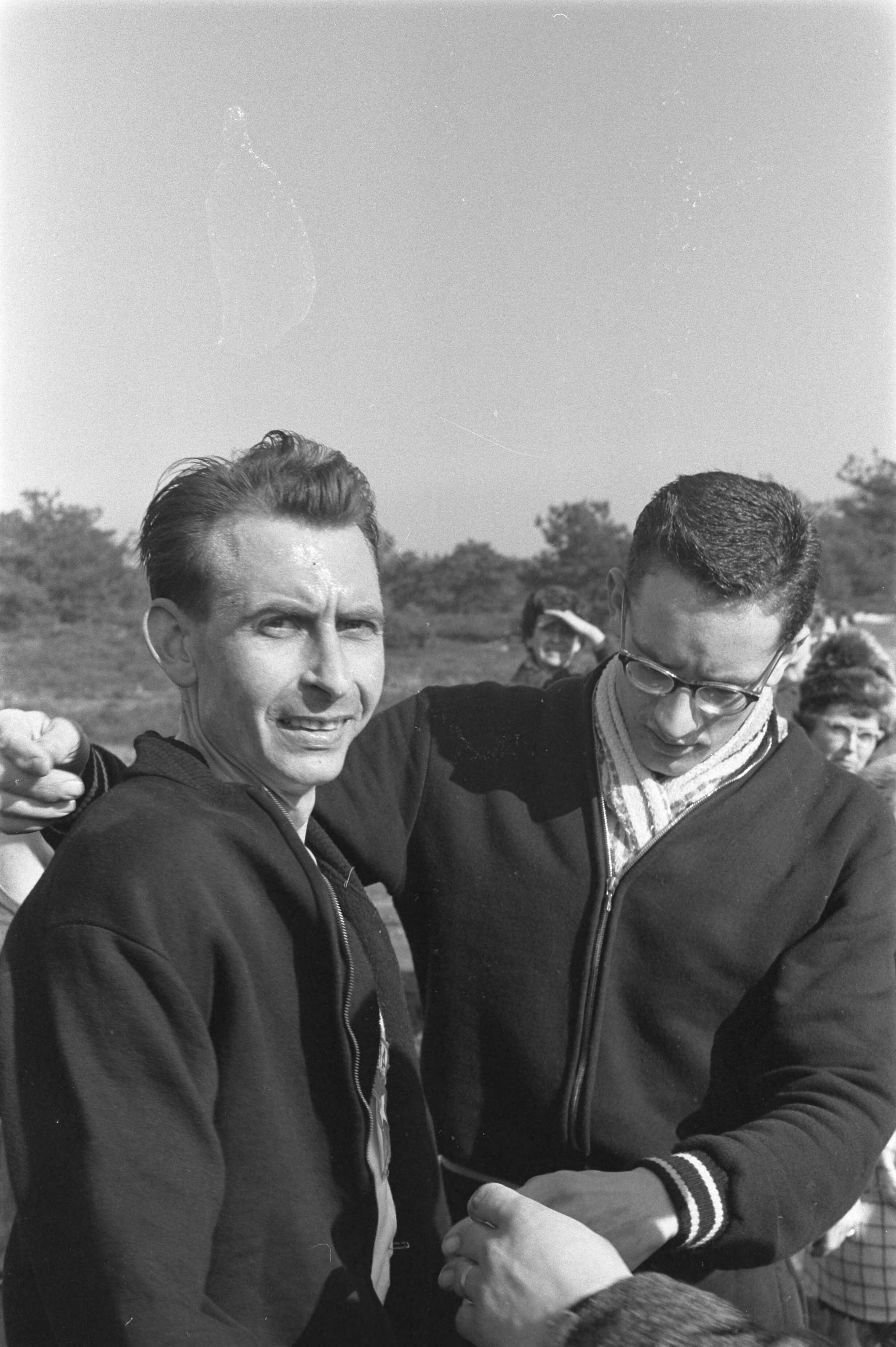 Fotocollectie Anefo — Veldloopkampioenschappen op de Heksenberg bij Heerlen. Delnoye en Cluje — Foto: Pot, Harry / Anefo. Licentie: Set B: Rechtenvrij / Publiek Domein. Bron: Nationaal Archief. http://hdl.handle.net/10648/aa2c20c4-d0b4-102d-bcf8-003048976d84