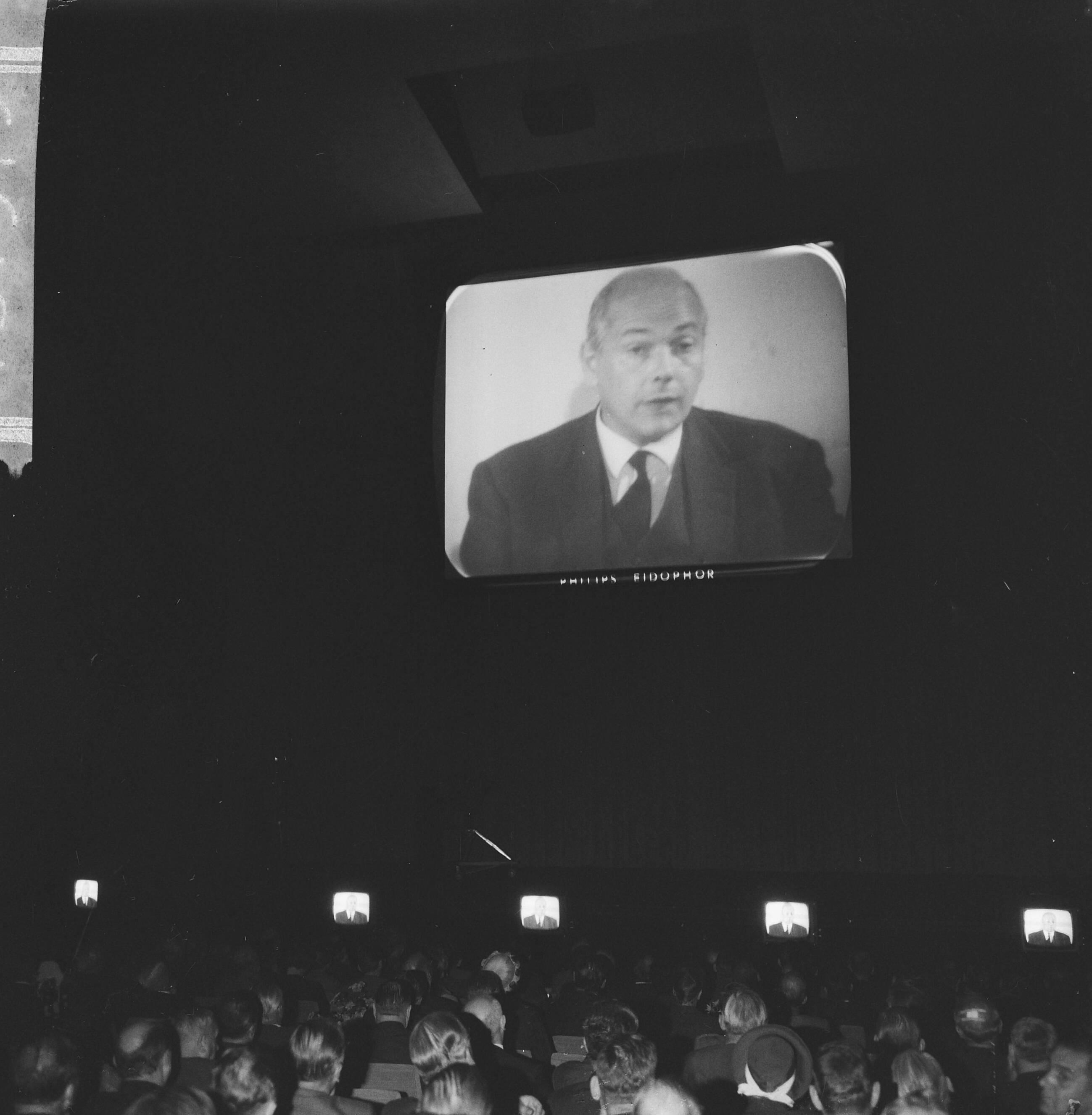Fotocollectie Anefo — Minister Den Uyl opende Firato 1965 vanuit Den Haag via TV — Foto: Nijs, Jac. de / Anefo. Licentie: Set B: Rechtenvrij / Publiek Domein. Bron: Nationaal Archief. http://hdl.handle.net/10648/aac106d0-d0b4-102d-bcf8-003048976d84