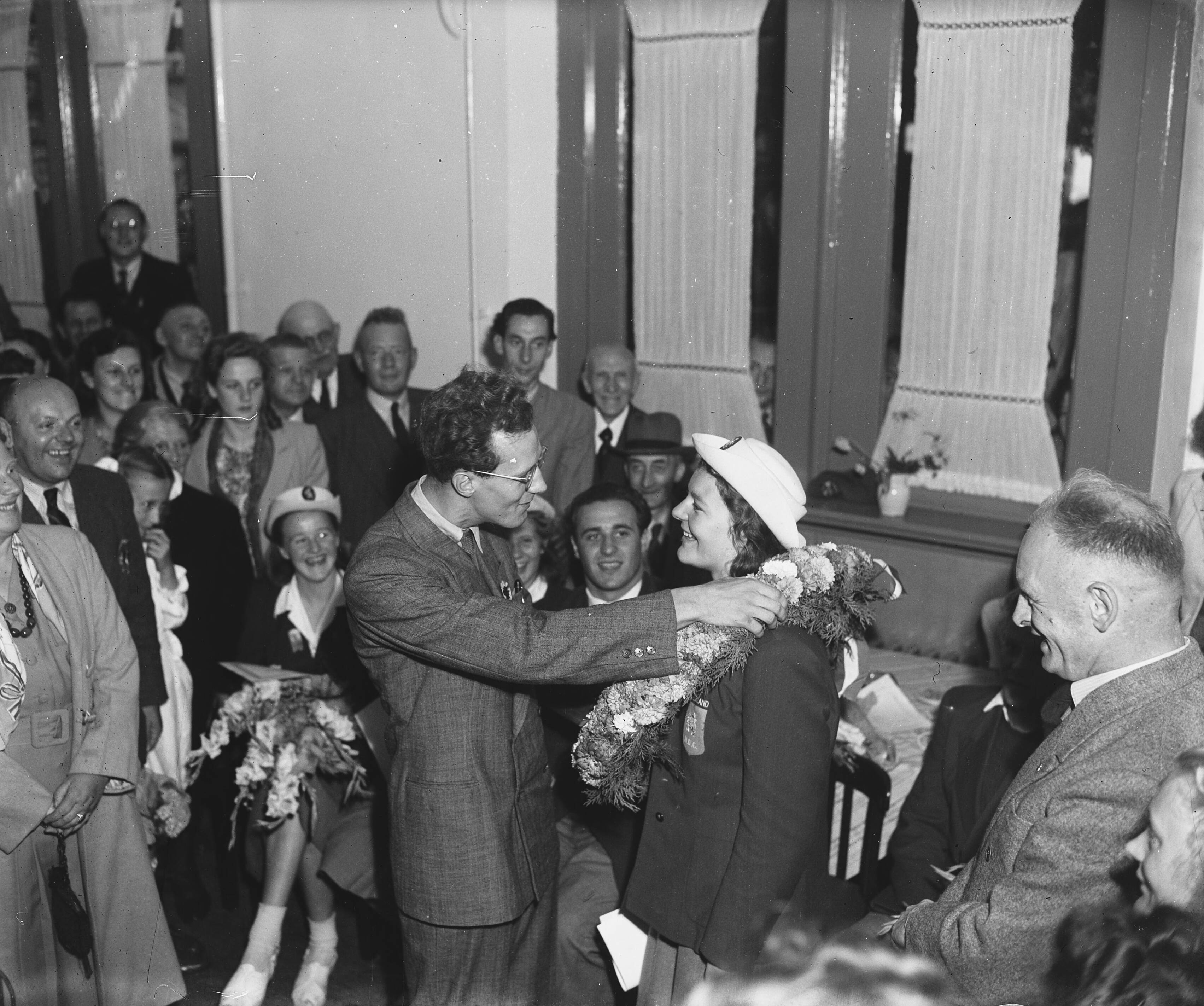 Fotocollectie Anefo — Nel Van Vliet gehuldigd in Hilversum — Foto: Snikkers, Anton / Anefo. Licentie: Set B: Rechtenvrij / Publiek Domein. Bron: Nationaal Archief. http://hdl.handle.net/10648/a8bb1cc2-d0b4-102d-bcf8-003048976d84