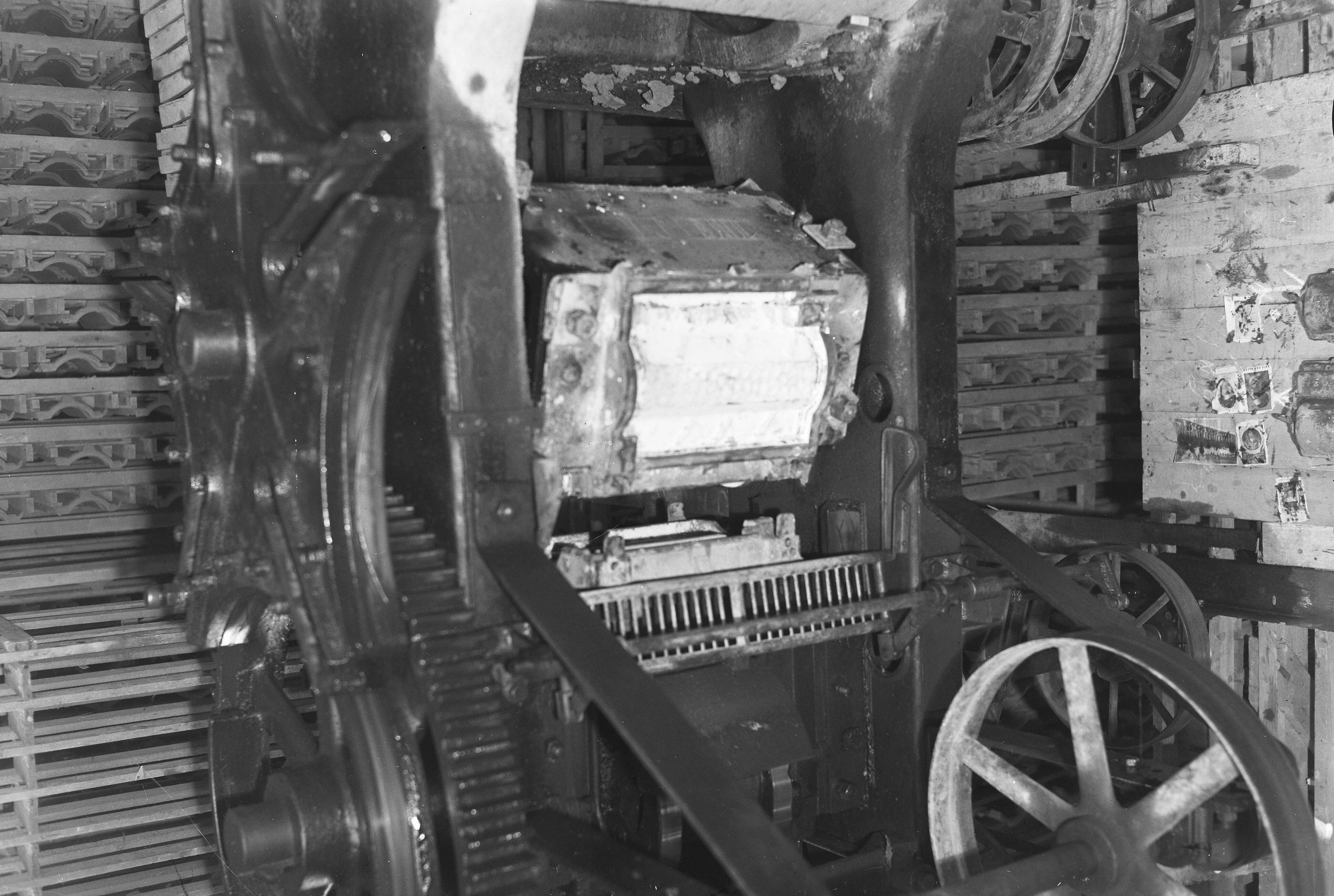 Fotocollectie Arbeidsinspectie — 10x15 Revolverdakpanpers met geopend scherm van de firma Oosthoek te Alphen aan den Rijn — Foto: Onbekend / Publiek Domein of Rechtenvrij. Licentie: Set B: Rechtenvrij / Publiek Domein. Bron: Nationaal Archief. http://hdl.handle.net/10648/ad9f0596-d0b4-102d-bcf8-003048976d84