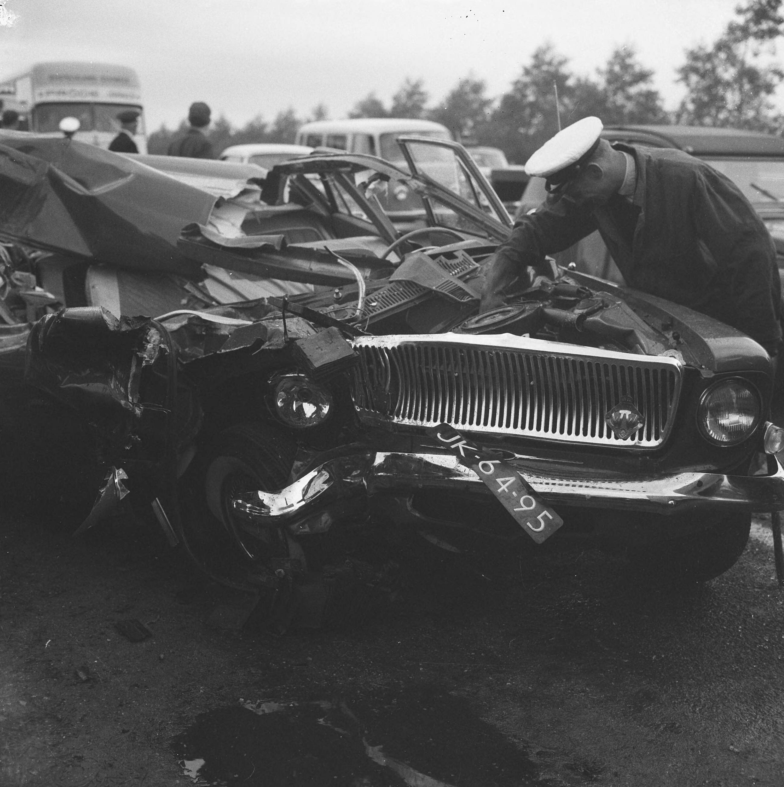 Fotocollectie Anefo — Ernstig auto-ongeluk op Rijksweg Amsterdam-Utrecht — Foto: Koch, Eric / Anefo. Licentie: Set B: Rechtenvrij / Publiek Domein. Bron: Nationaal Archief. http://hdl.handle.net/10648/aa19d658-d0b4-102d-bcf8-003048976d84