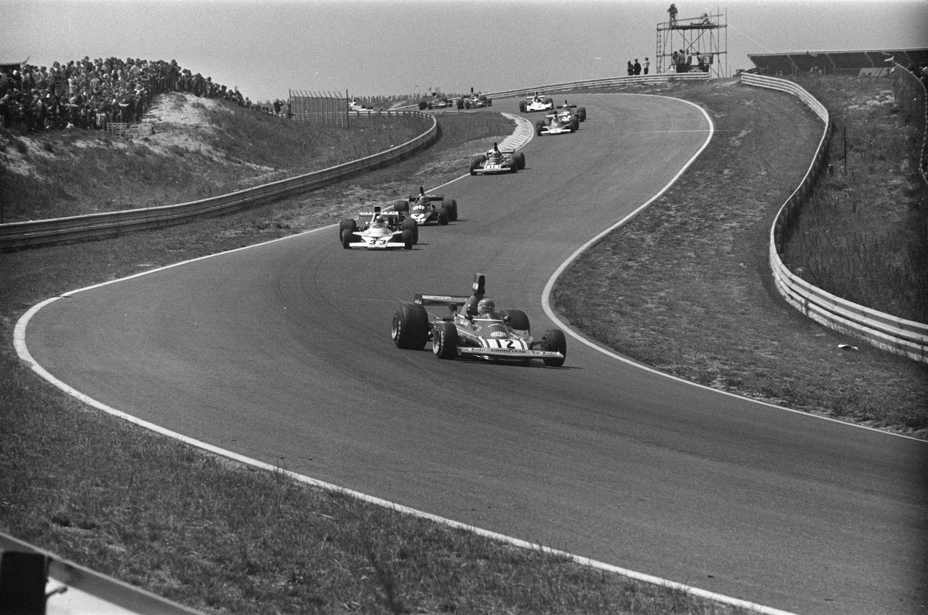 Fotocollectie Anefo — Grand Prix op Zandvoort, Niki Lauda (Ferrari-12) achter hem Mike Hailwood (33) — Foto: Croes, Rob C. / Anefo. Licentie: Set B: Rechtenvrij / Publiek Domein. Bron: Nationaal Archief. http://hdl.handle.net/10648/ac4e4c60-d0b4-102d-bcf8-003048976d84