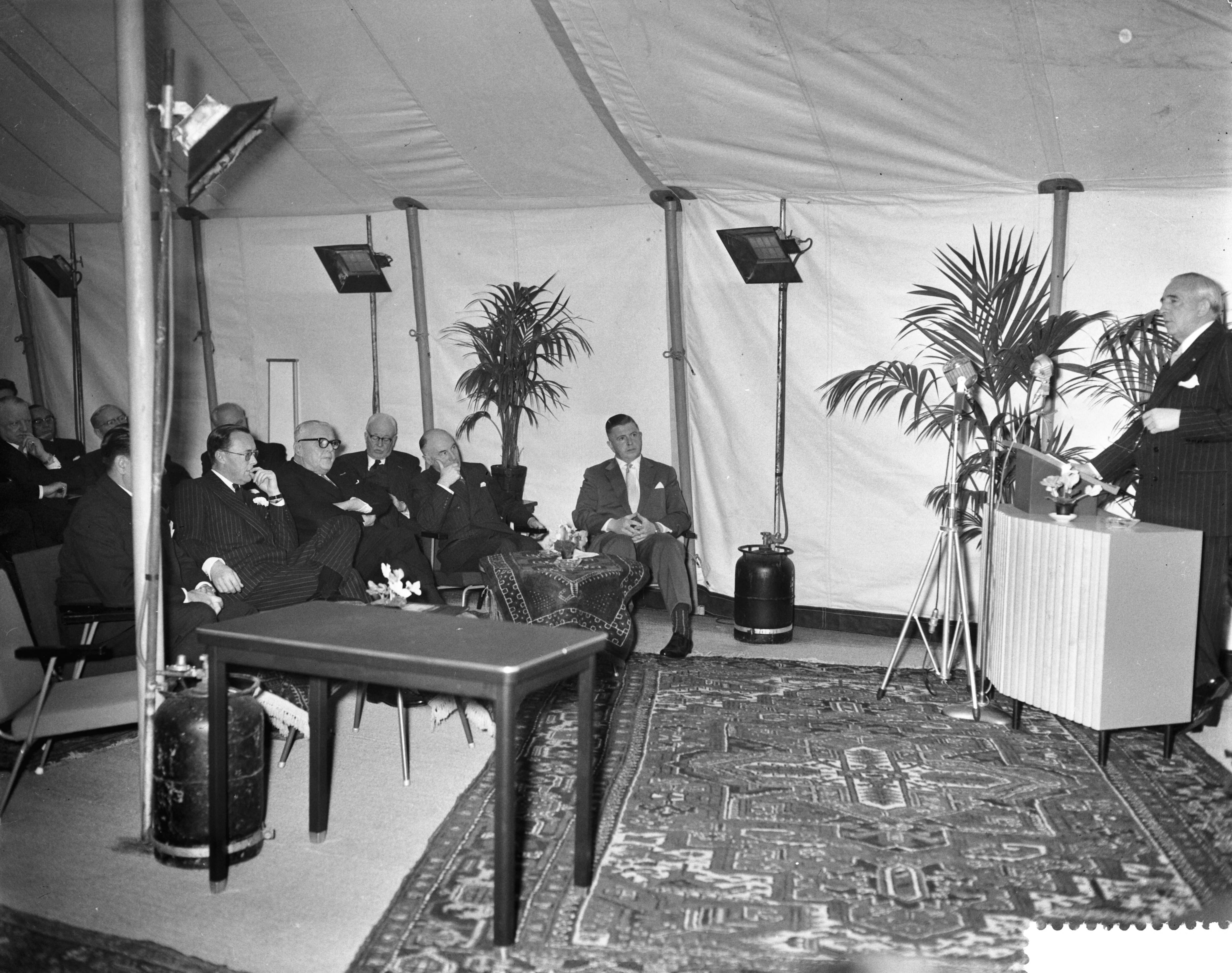 Opening van het centraal researchlaboratorium van Brocades & Stheeman te Haarlem door prins Bernhard — Foto: Bilsen, Joop van / Anefo. — Licentie: Set B: Rechtenvrij / Publiek Domein. Bron: Nationaal Archief. http://hdl.handle.net/10648/a98ba41e-d0b4-102d-bcf8-003048976d84