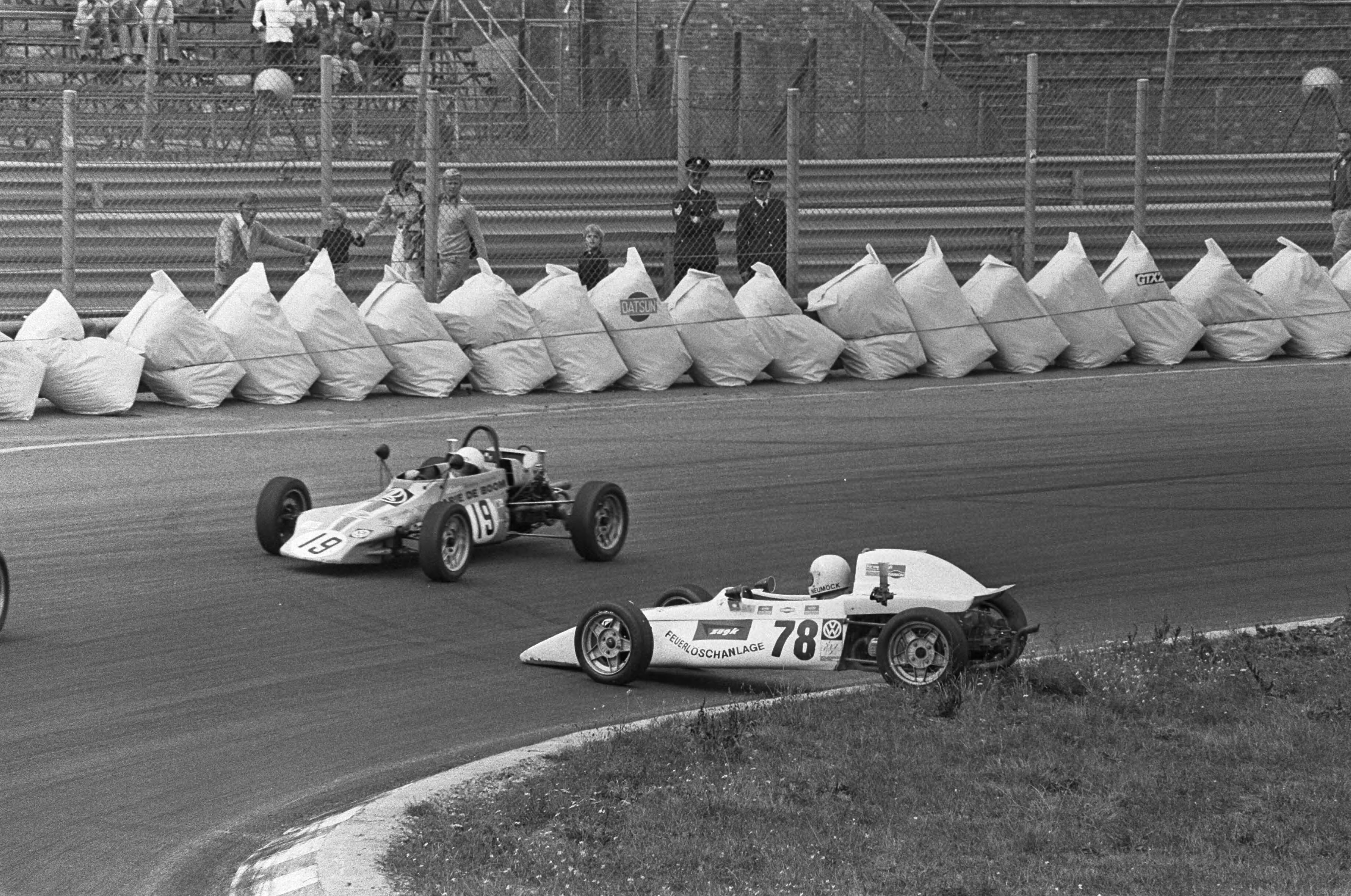 Fotocollectie Anefo — Zandvoort Trophy of the Dunes ; Duitser Udo Neumock (7 maakt slip — Foto: Verhoeff, Bert / Anefo. Licentie: Set B: Rechtenvrij / Publiek Domein. Bron: Nationaal Archief. http://hdl.handle.net/10648/ac718306-d0b4-102d-bcf8-003048976d84