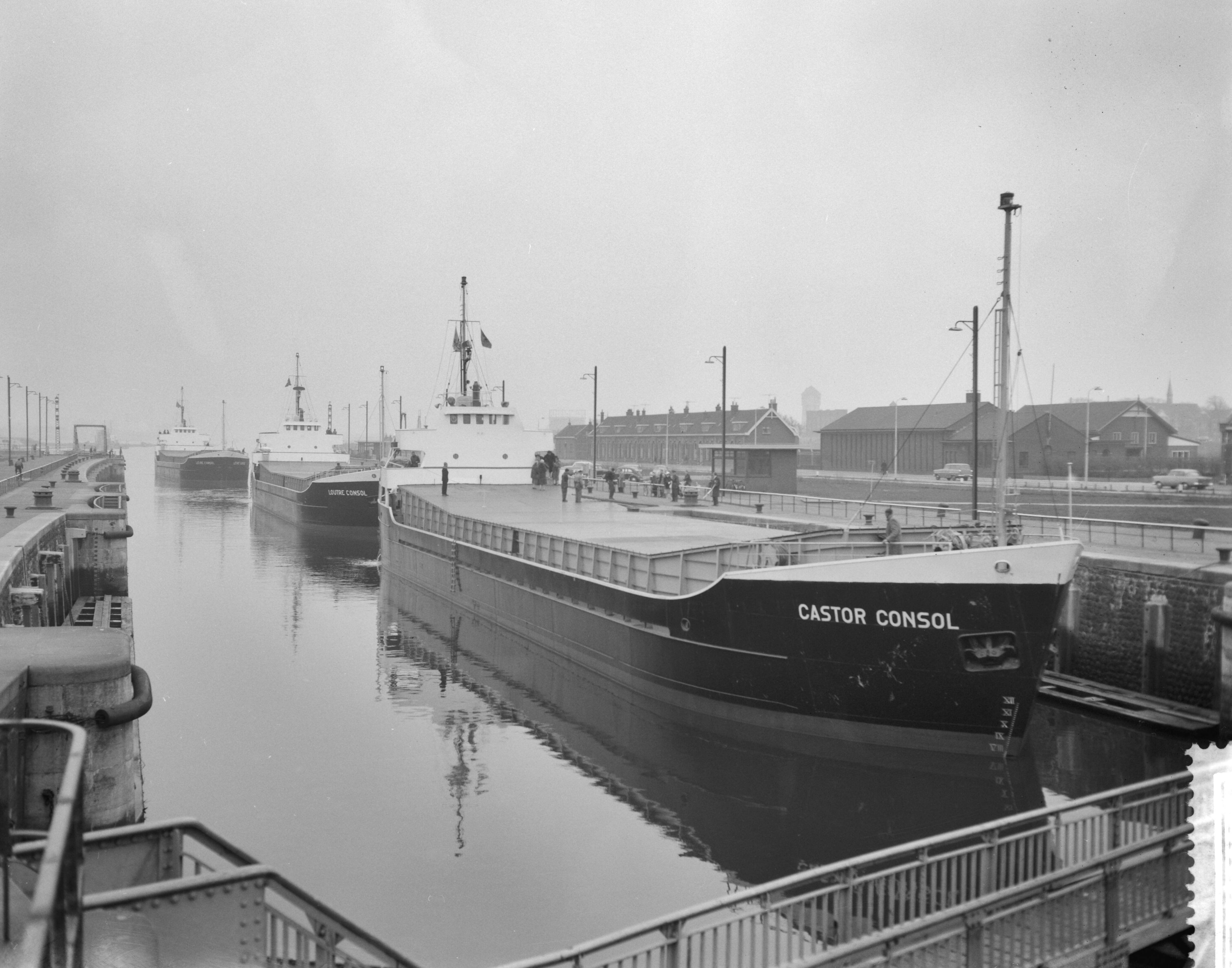 Fotocollectie Anefo — Overdracht schepen (Lièvre Consol, Loutre Consol en Castor Consol) bij de Zaanlandse Scheepsbouw Maatschappij — Foto: Bilsen, Joop van / Anefo. Licentie: Set B: Rechtenvrij / Publiek Domein. Bron: Nationaal Archief. http://hdl.handle.net/10648/a9ab840a-d0b4-102d-bcf8-003048976d84