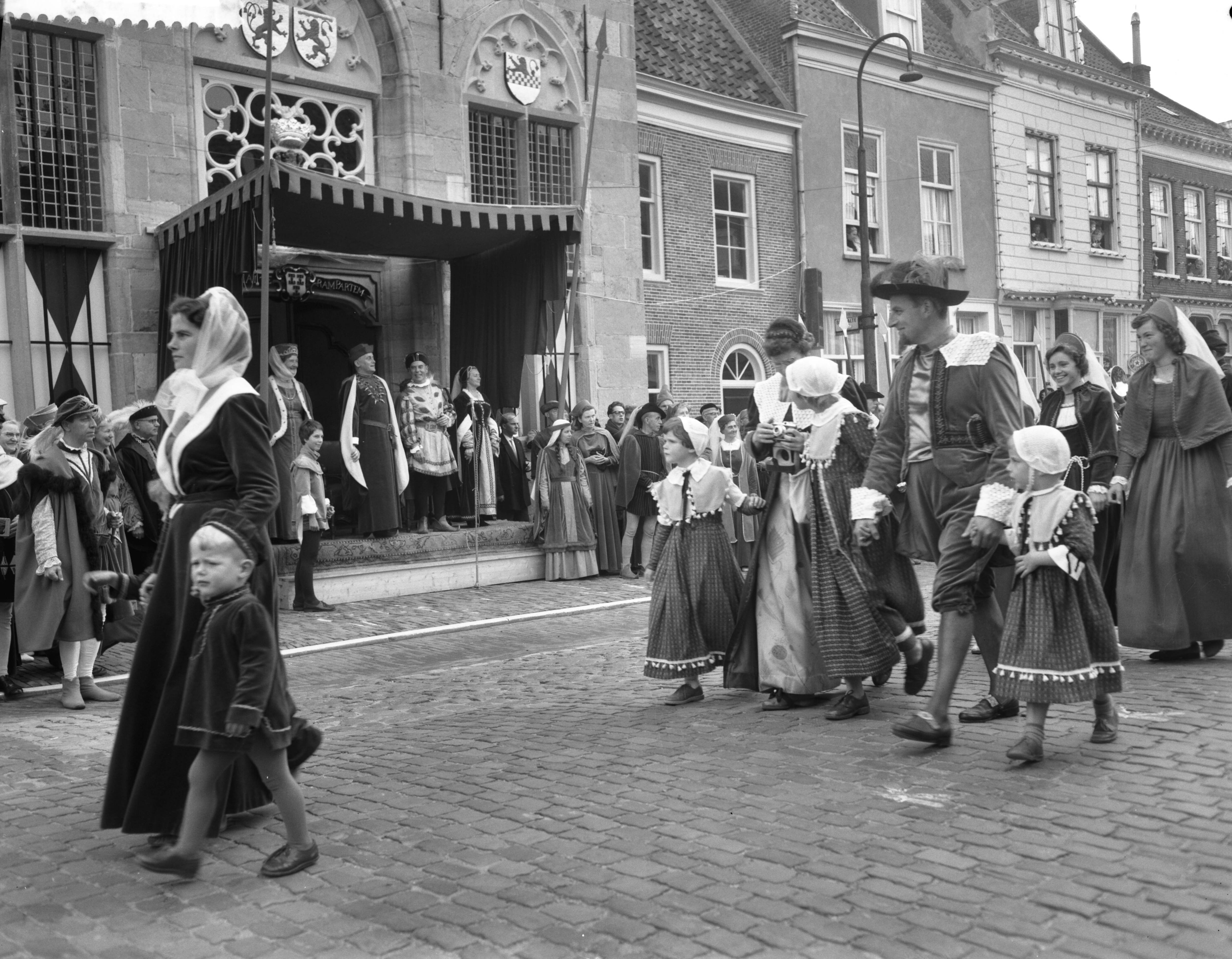 Fotocollectie Anefo — 700-jarig bestaan van Vianen — Foto: Bilsen, Joop van / Anefo. Licentie: Set B: Rechtenvrij / Publiek Domein. Bron: Nationaal Archief. http://hdl.handle.net/10648/a9b8fa22-d0b4-102d-bcf8-003048976d84