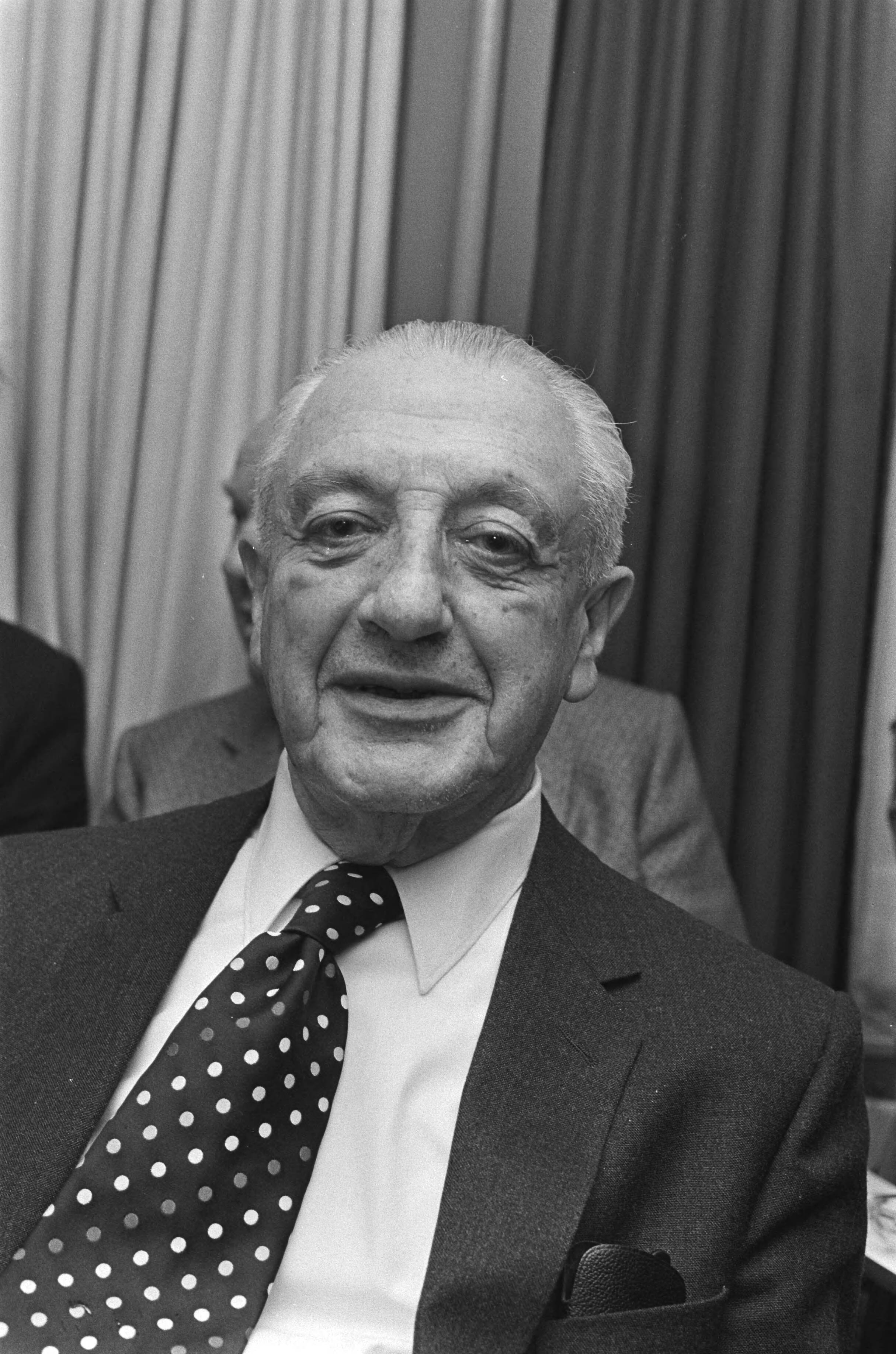 Fotocollectie Anefo — Vanmiddag werd in Den Haag boek "Het fascisme en de nieuwe vrijheid" van J. de Kadt gepresenteerd, J. de Kadt — Foto: Bogaerts, Rob / Anefo. Licentie: Set B: Rechtenvrij / Publiek Domein. Bron: Nationaal Archief. http://hdl.handle.net/10648/acedec0c-d0b4-102d-bcf8-003048976d84