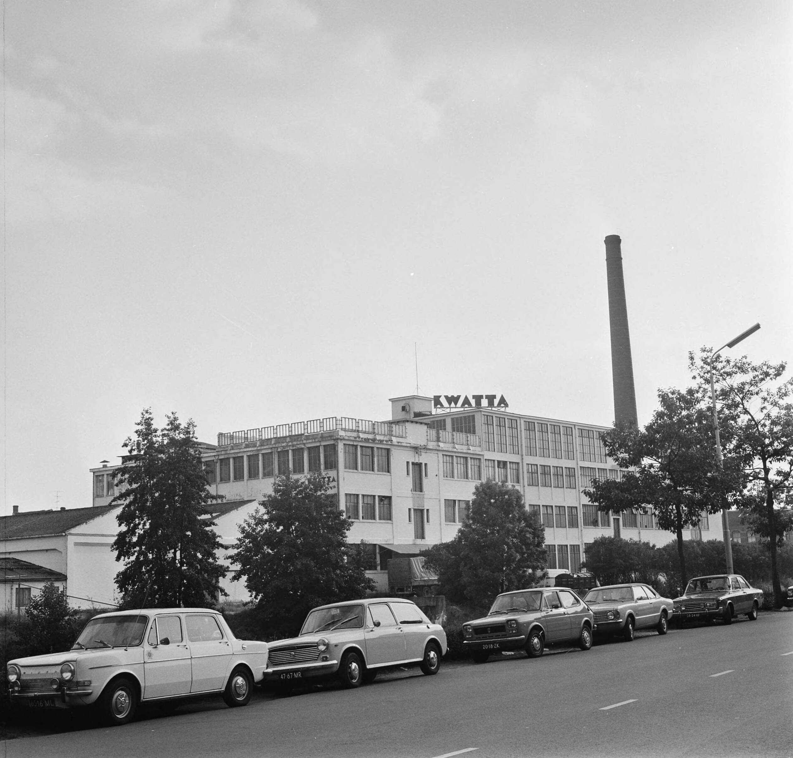 Fotocollectie Anefo — Kwatta-chocoladefabriek te Breda in moelijkheden, meisjes verlaten fabriek — Foto: Mieremet, Rob / Anefo. Licentie: Set B: Rechtenvrij / Publiek Domein. Bron: Nationaal Archief. http://hdl.handle.net/10648/ac36a43e-d0b4-102d-bcf8-003048976d84