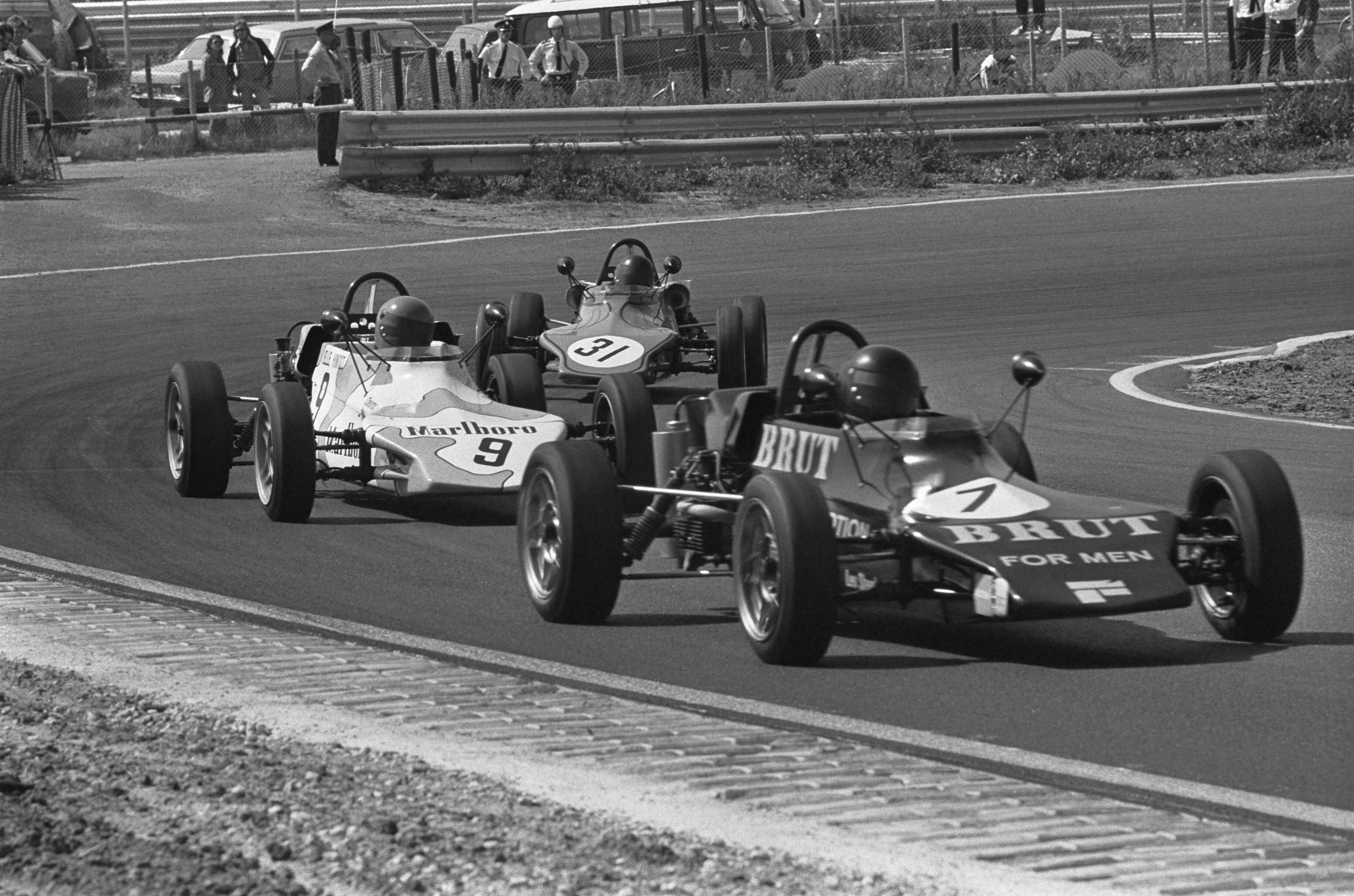 Fotocollectie Anefo — Zandvoort Trophy Formule Vee in aktie — Foto: Punt, W. / Anefo. Licentie: Set B: Rechtenvrij / Publiek Domein. Bron: Nationaal Archief. http://hdl.handle.net/10648/ac33c87c-d0b4-102d-bcf8-003048976d84