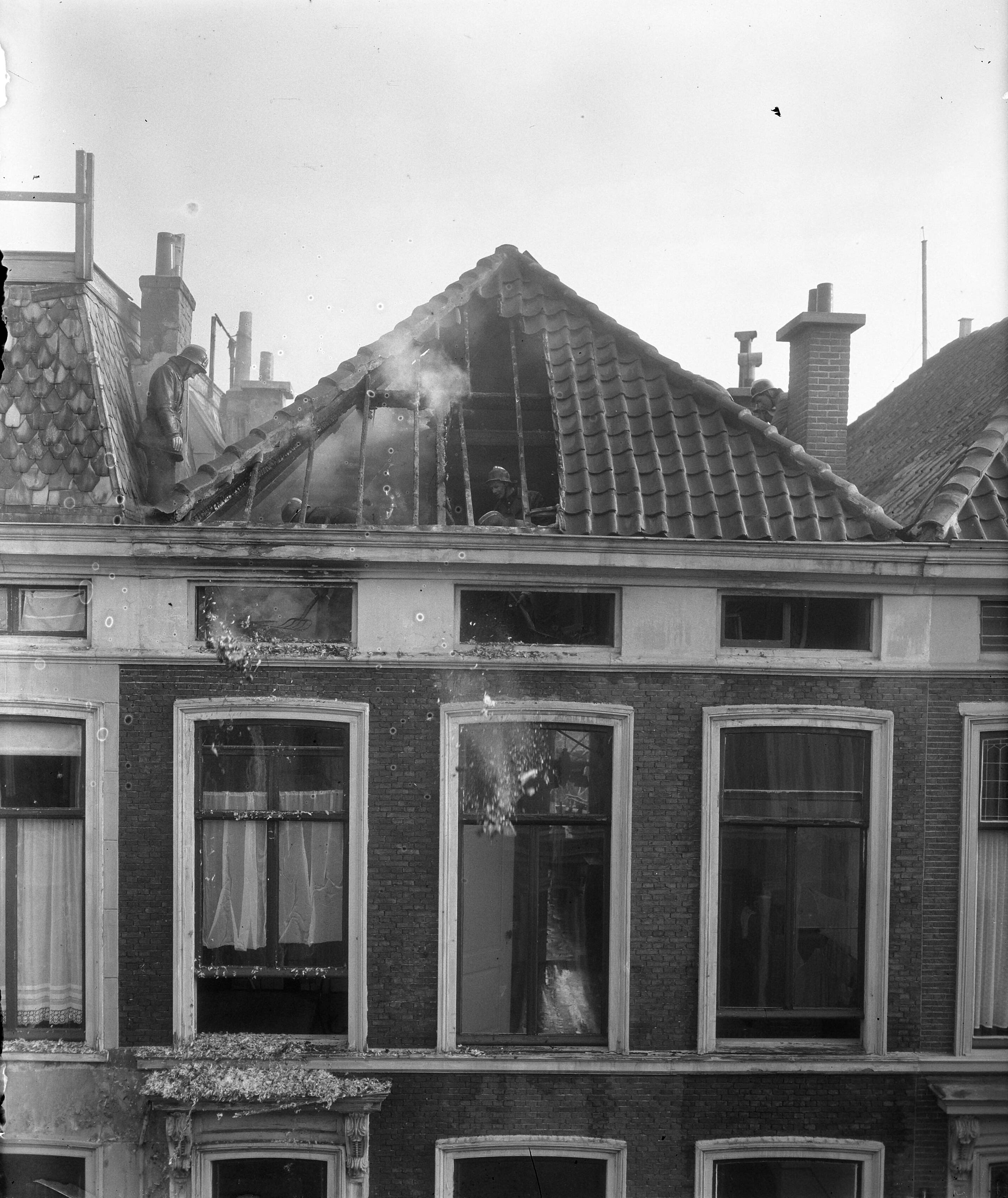 Fotocollectie Anefo — Uiitslaande brand in een woning aan de Slicherstraat te Den Haag — Foto: Duinen, H. van / Anefo. Licentie: Set B: Rechtenvrij / Publiek Domein. Bron: Nationaal Archief. http://hdl.handle.net/10648/a8e70d78-d0b4-102d-bcf8-003048976d84